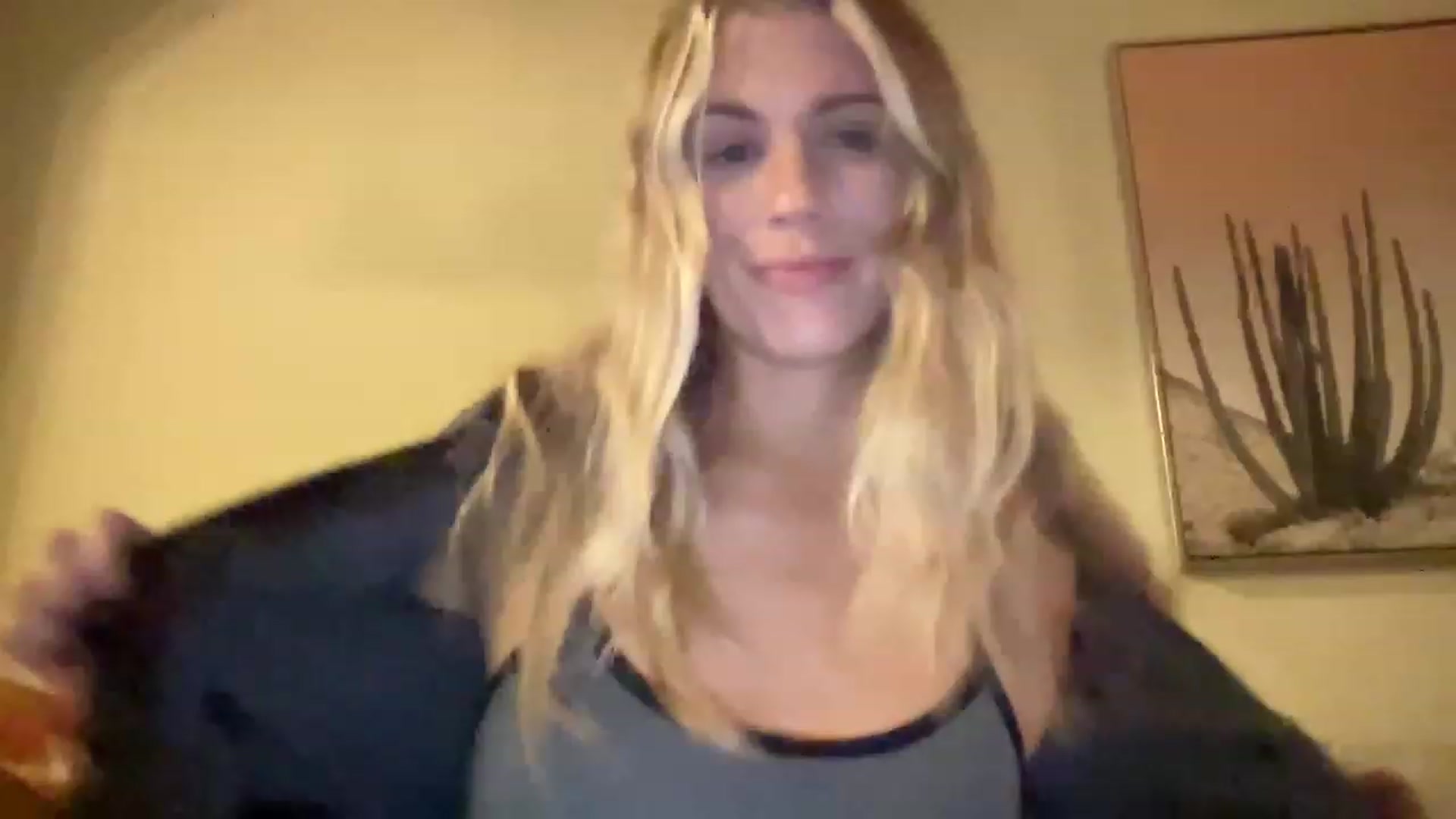 Gallery image thumbnail from casskitten's myfreecams stream on, 12/23/2022, 24:06 image 7 of 20