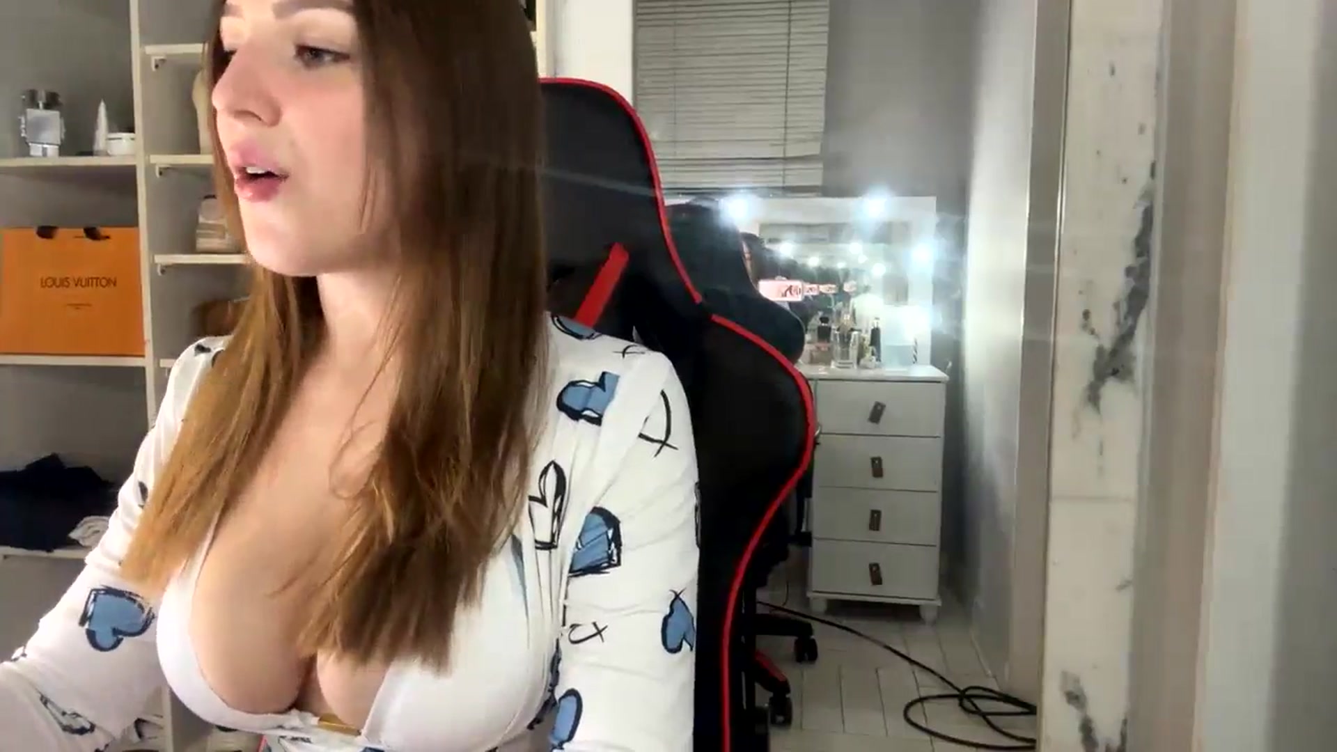 Gallery image thumbnail from cateyes1's myfreecams stream on, 06/20/2024, 23:46 image 2 of 20