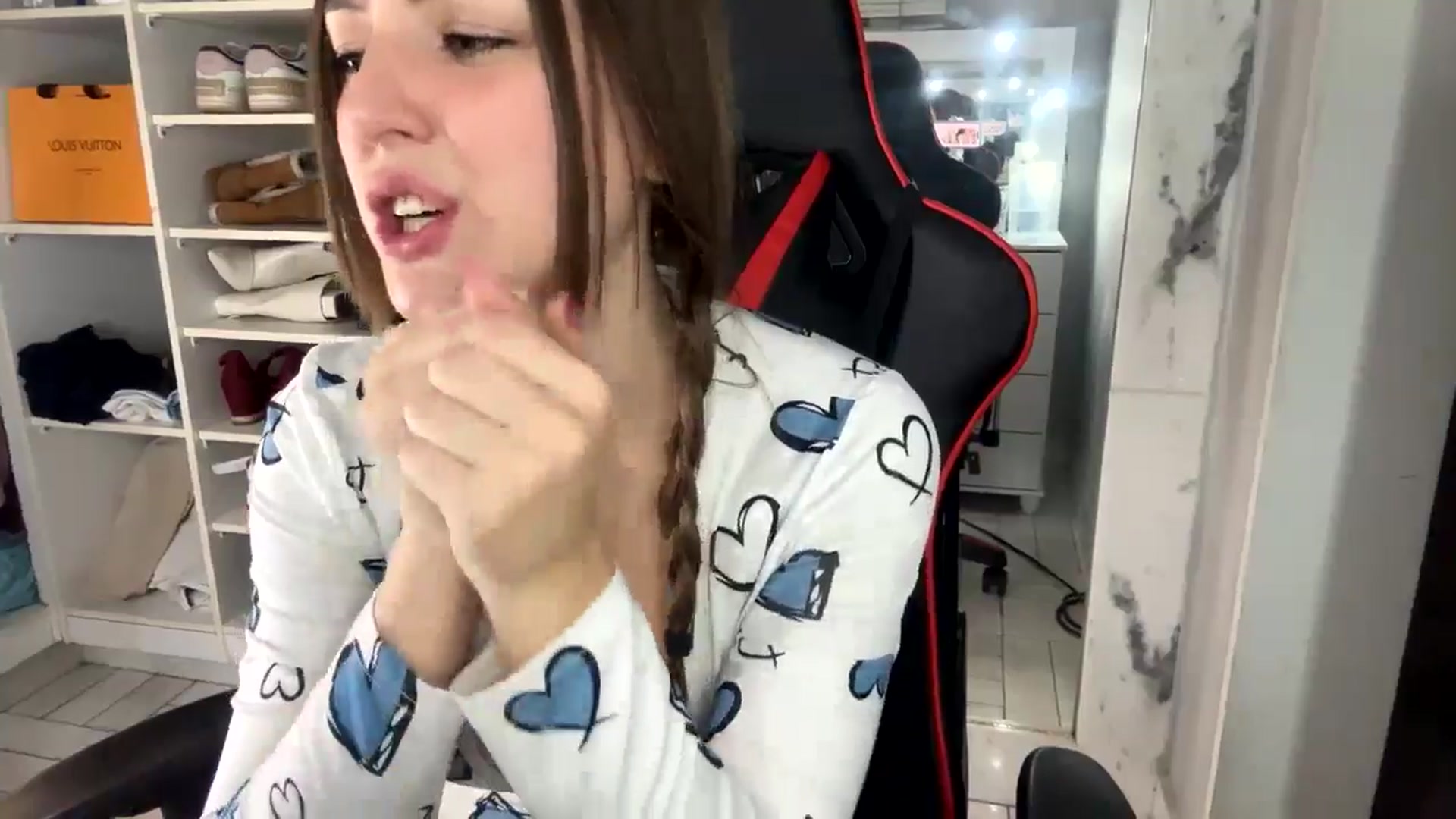 Gallery image thumbnail from cateyes1's myfreecams stream on, 06/21/2024, 24:23 image 18 of 20