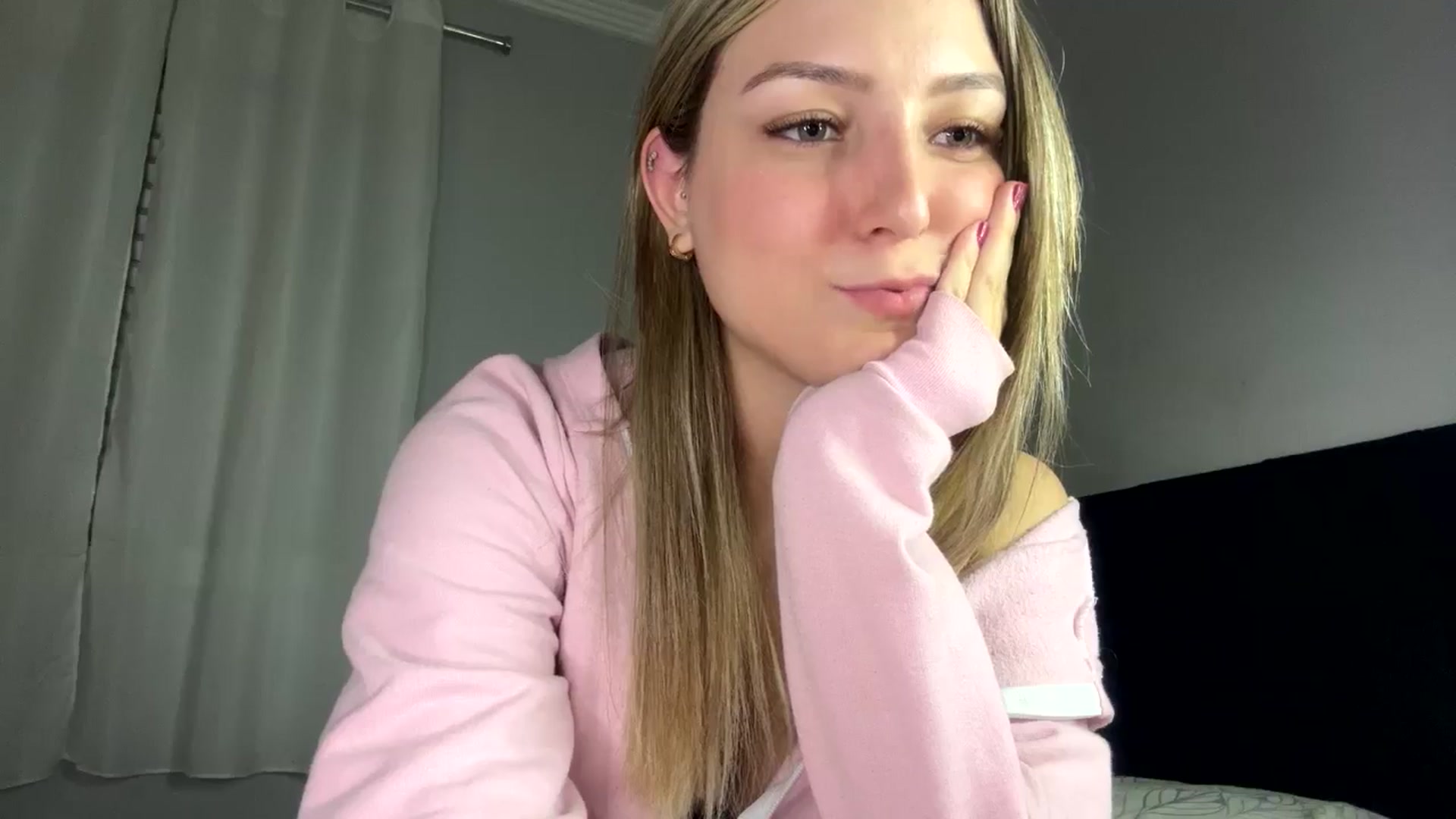 Gallery image thumbnail from cateyes1's myfreecams stream on, 08/15/2024, 01:43 image 15 of 20