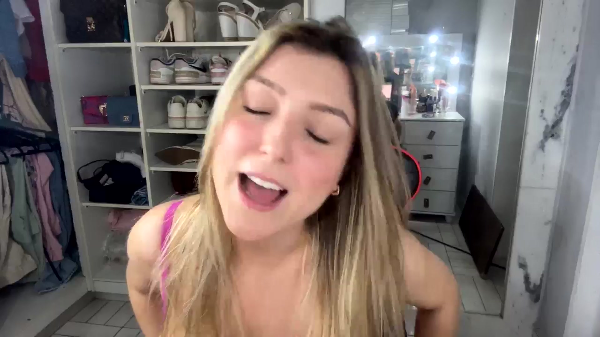Gallery image thumbnail from cateyes1's myfreecams stream on, 08/25/2024, 03:21 image 6 of 20