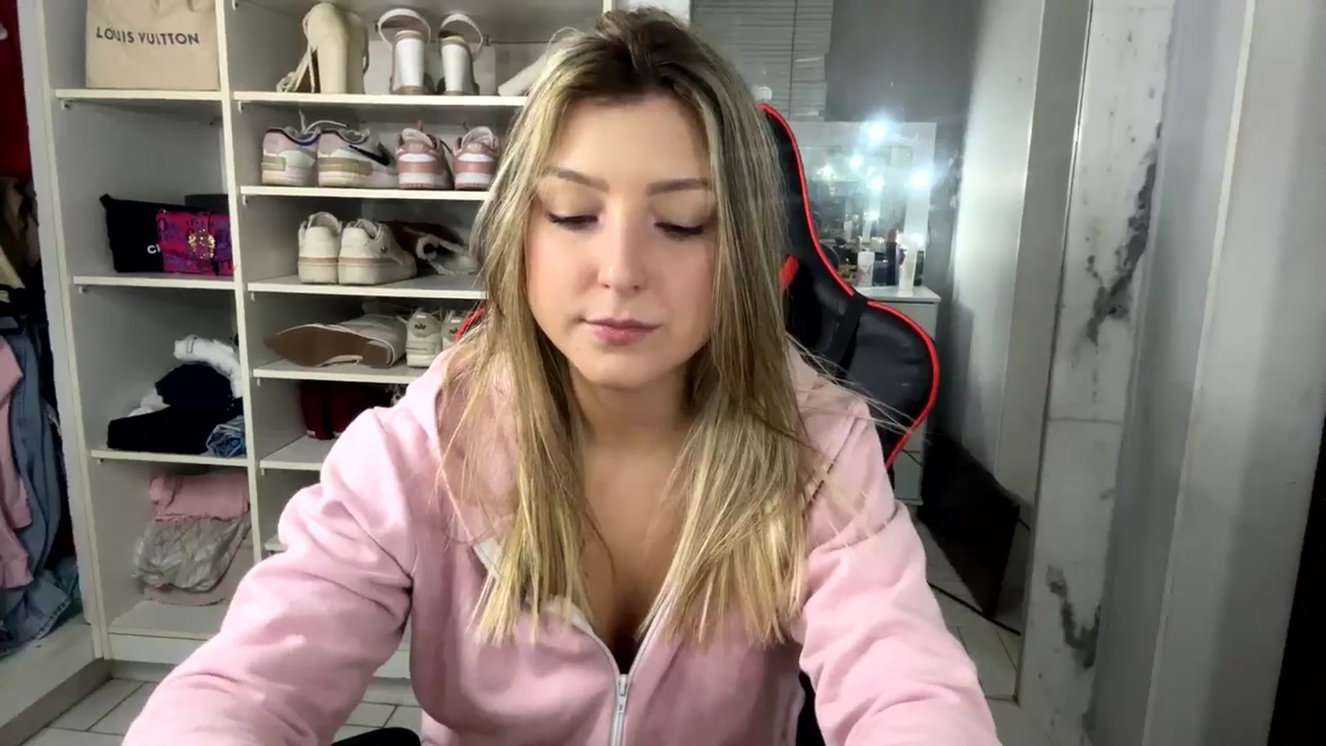 Gallery image thumbnail from cateyes1's myfreecams stream on, 08/28/2024, 01:53 image 17 of 20