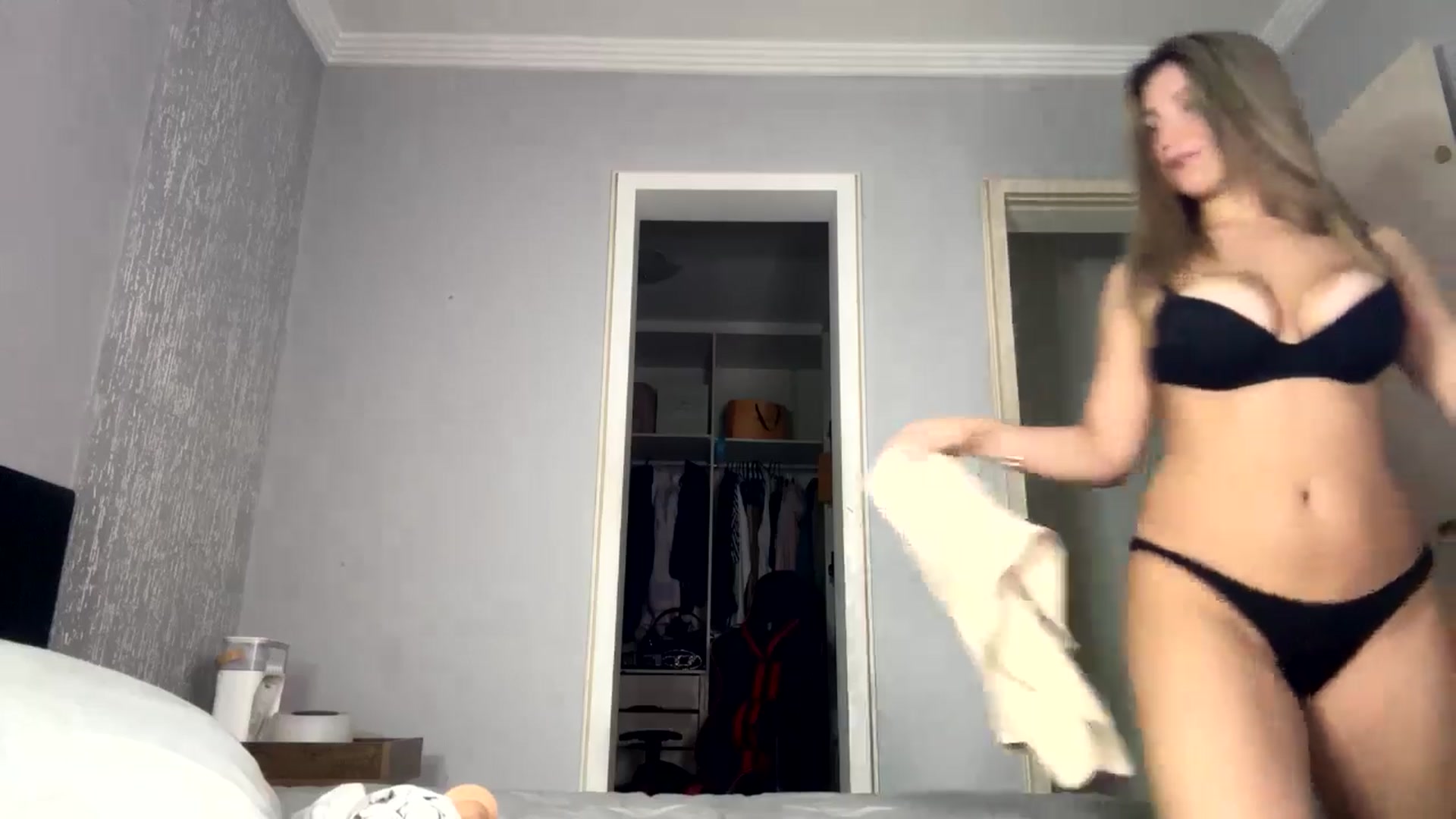 Gallery image thumbnail from cateyes1's myfreecams stream on, 10/08/2024, 24:14 image 6 of 20