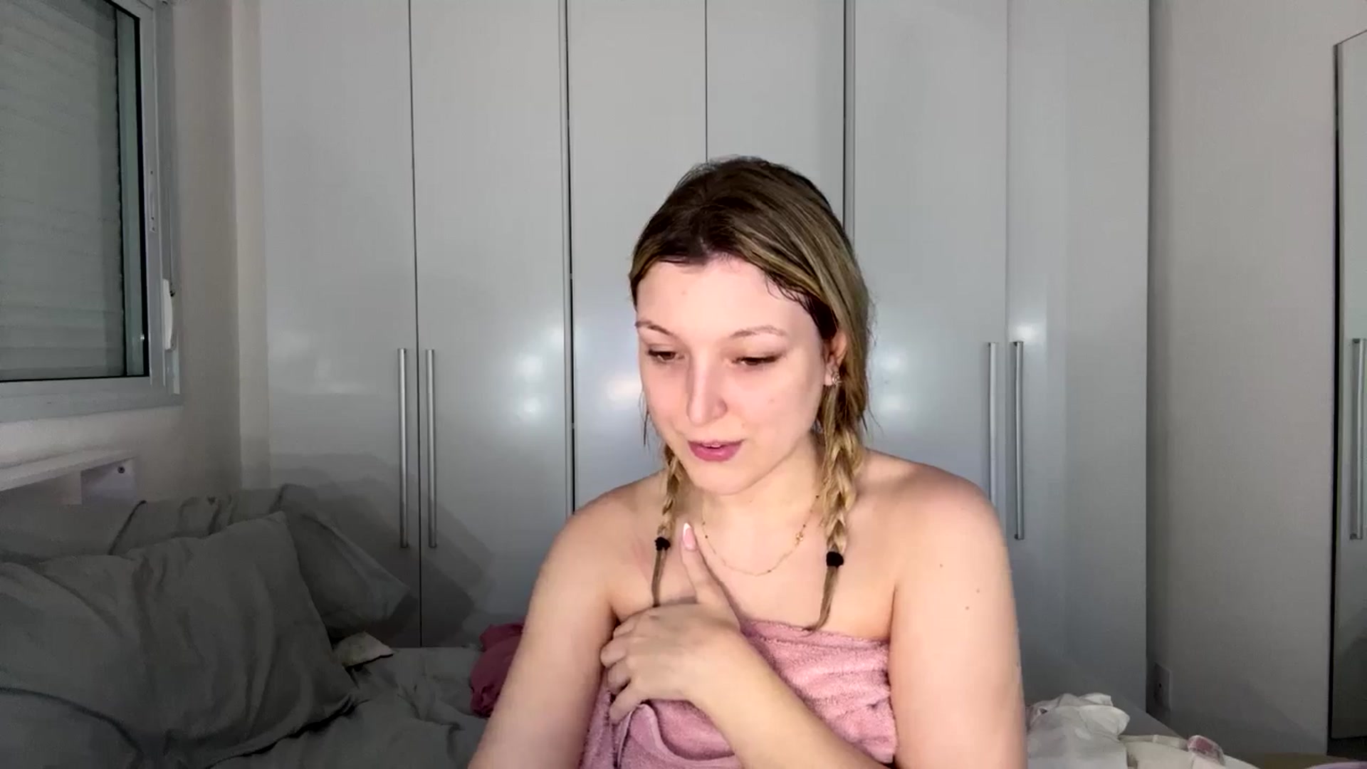 Gallery image thumbnail from cateyes1's myfreecams stream on, 04/08/2025, 07:57 image 5 of 20