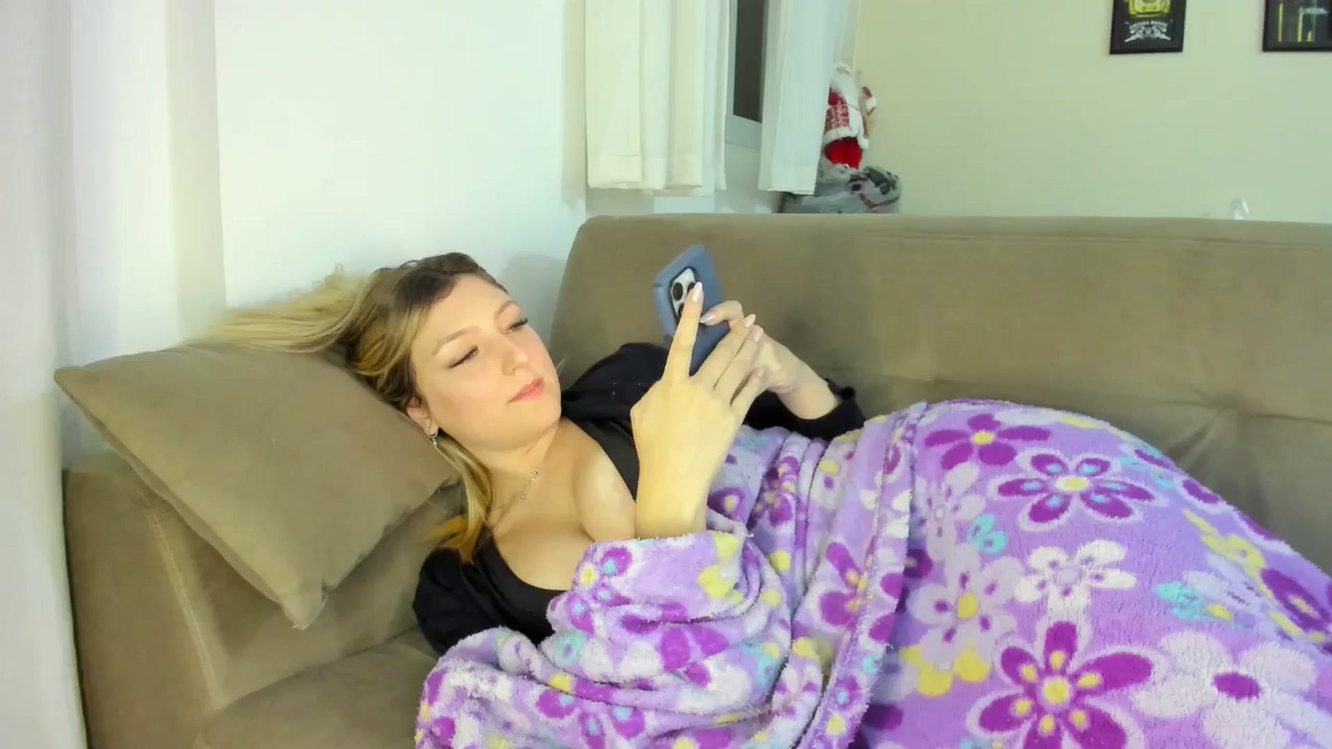Gallery image thumbnail from cateyes1's myfreecams stream on, 06/14/2025, 07:47 image 4 of 20