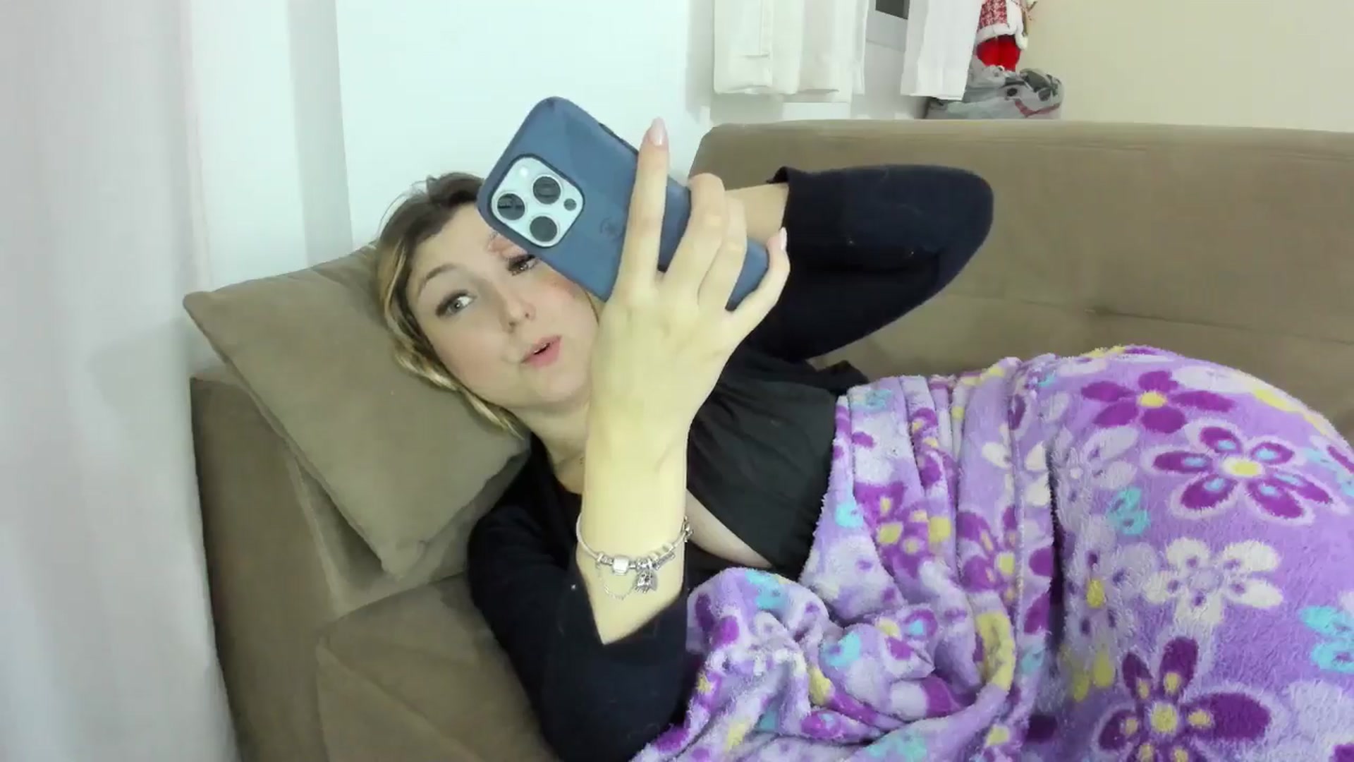 Gallery image thumbnail from cateyes1's myfreecams stream on, 06/14/2025, 07:47 image 11 of 20
