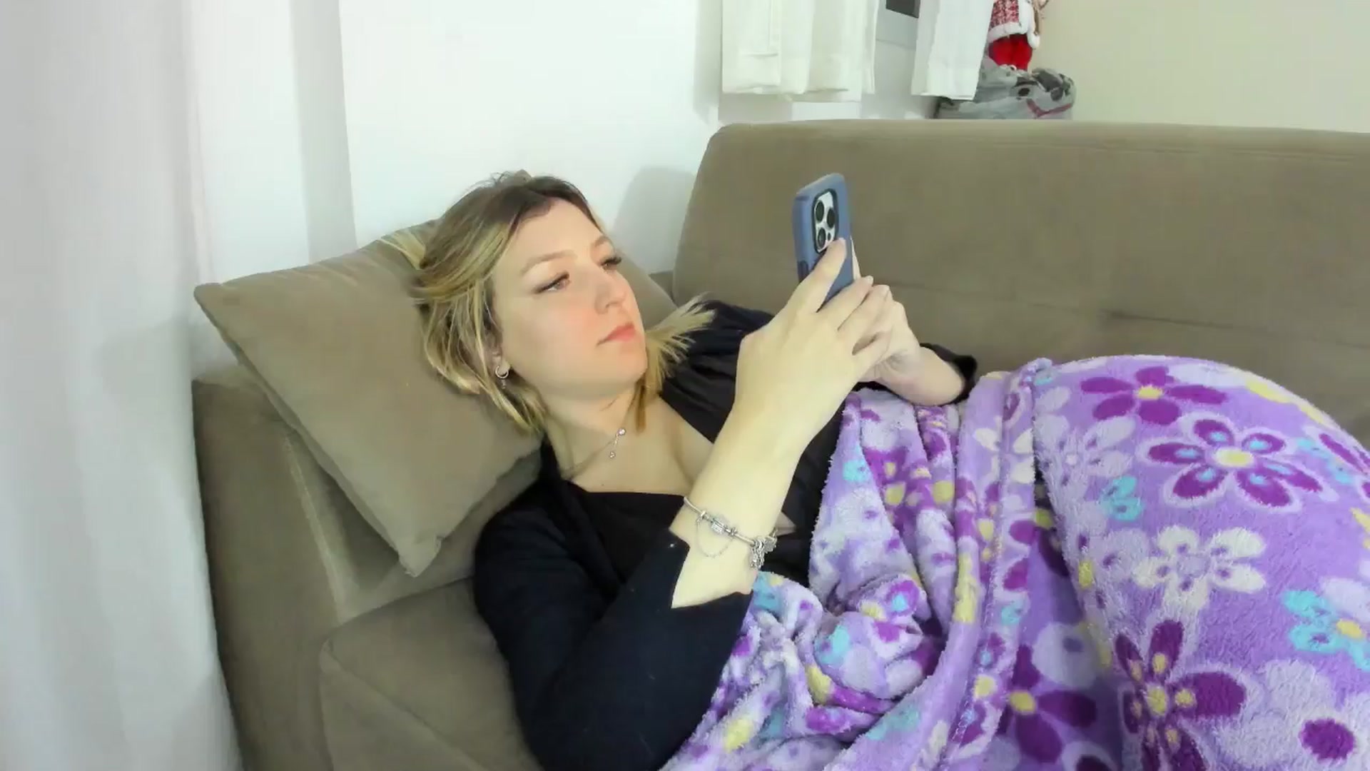 Gallery image thumbnail from cateyes1's myfreecams stream on, 06/14/2025, 07:47 image 17 of 20