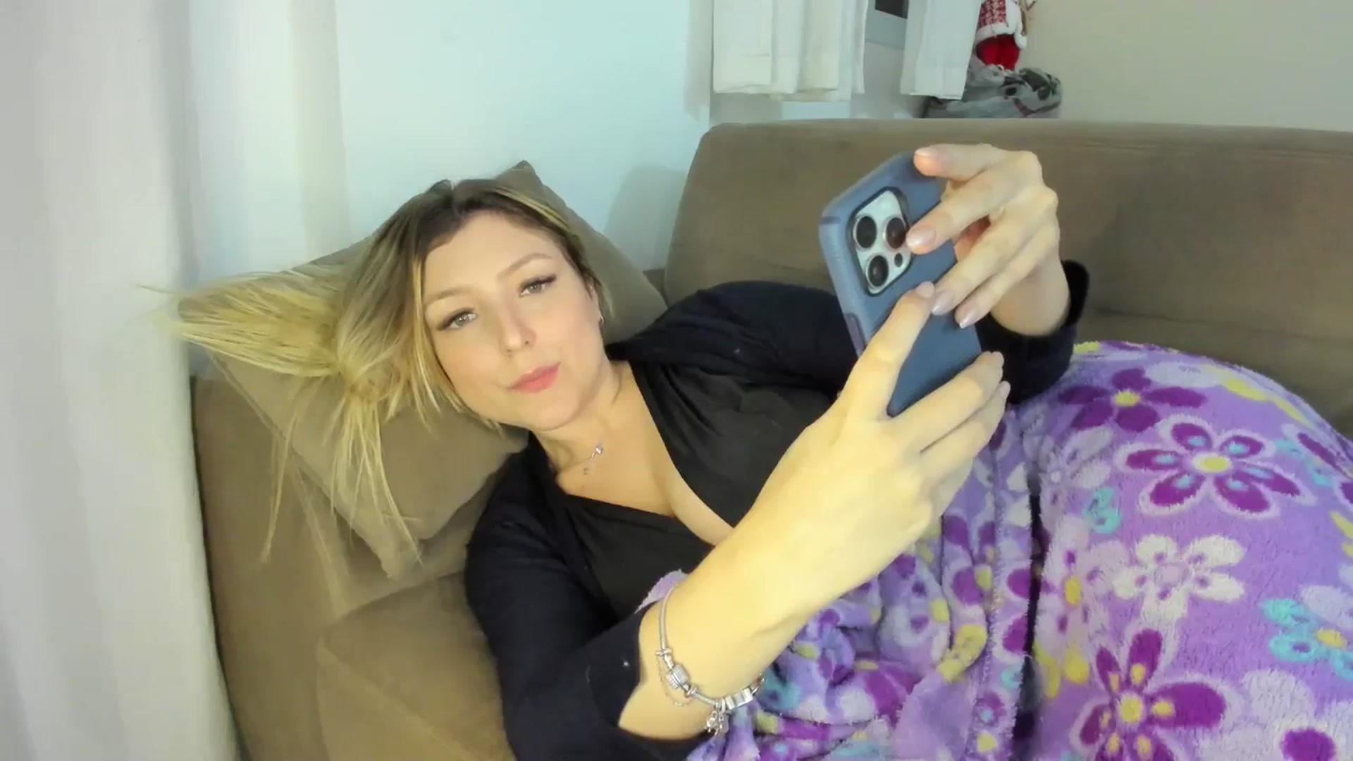 Gallery image thumbnail from cateyes1's myfreecams stream on, 06/14/2025, 07:47 image 9 of 20