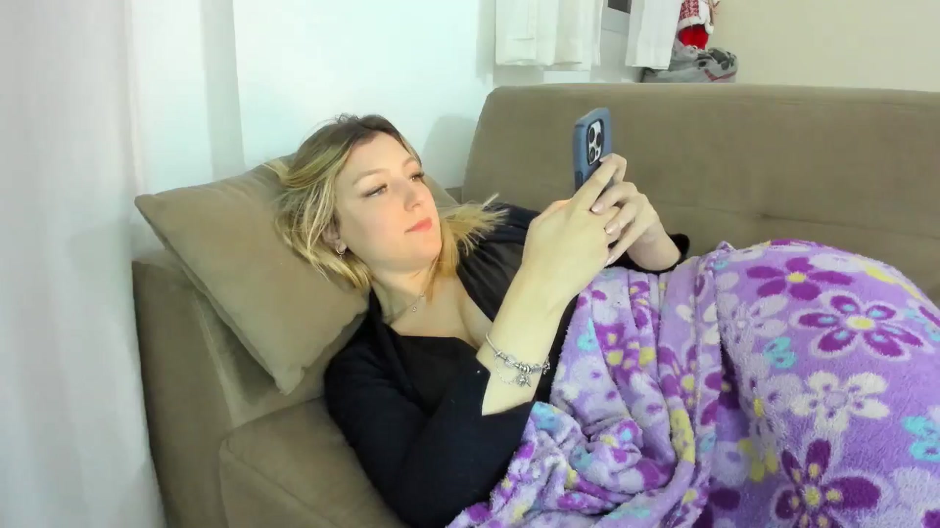 Gallery image thumbnail from cateyes1's myfreecams stream on, 06/14/2025, 07:47 image 10 of 20