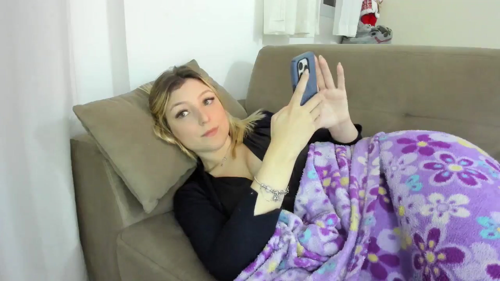 Gallery image thumbnail from cateyes1's myfreecams stream on, 06/14/2025, 07:47 image 13 of 20