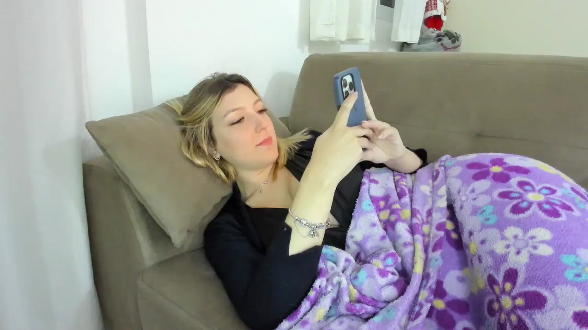 Gallery image thumbnail from cateyes1's myfreecams stream on, 06/14/2025, 07:47 image 12 of 20