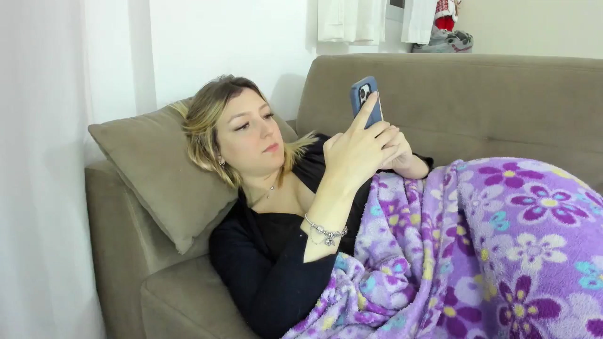 Gallery image thumbnail from cateyes1's myfreecams stream on, 06/14/2025, 07:47 image 15 of 20