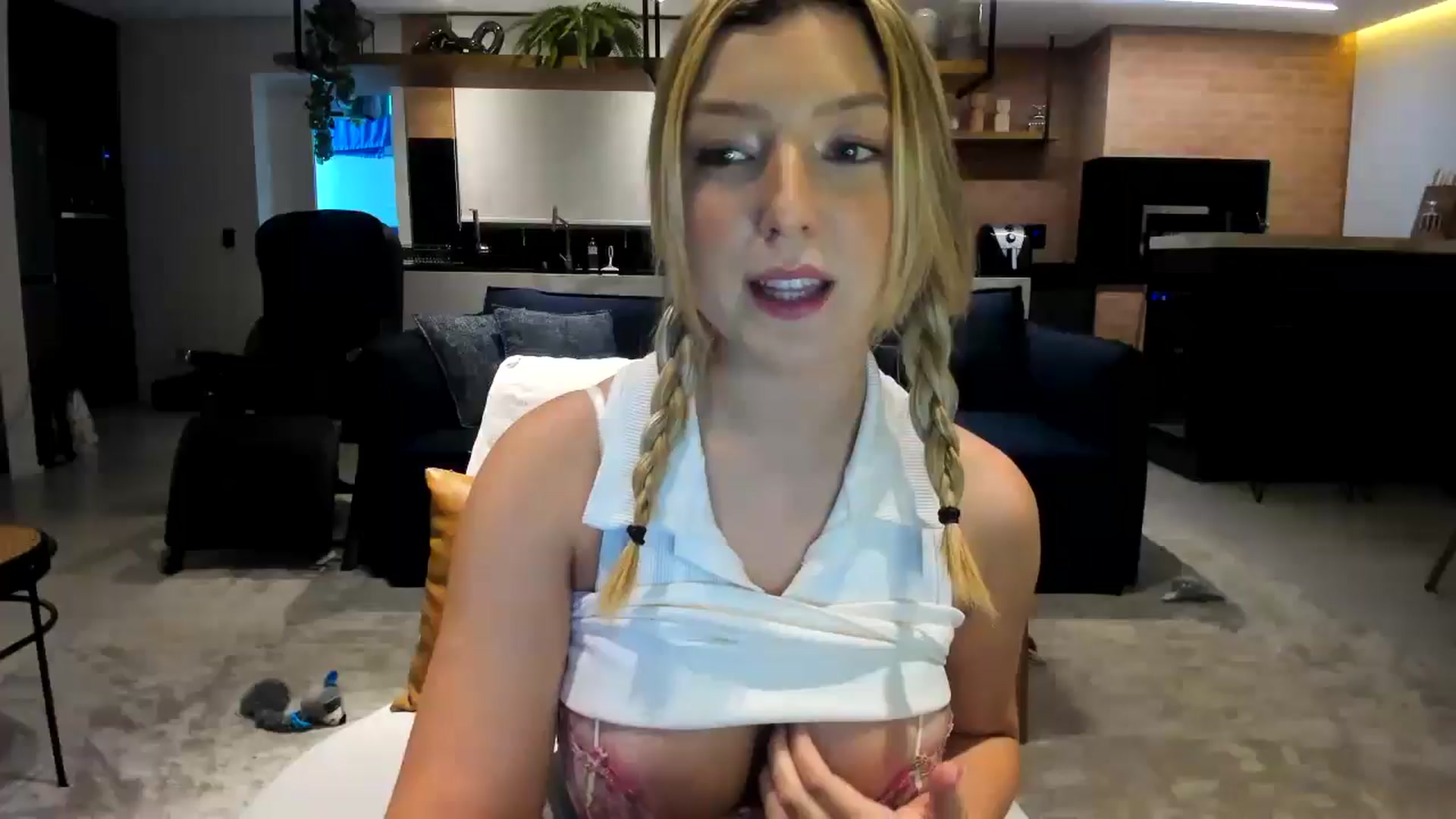 Gallery image thumbnail from cateyes1's myfreecams stream on, 10/14/2025, 03:58 image 1 of 20