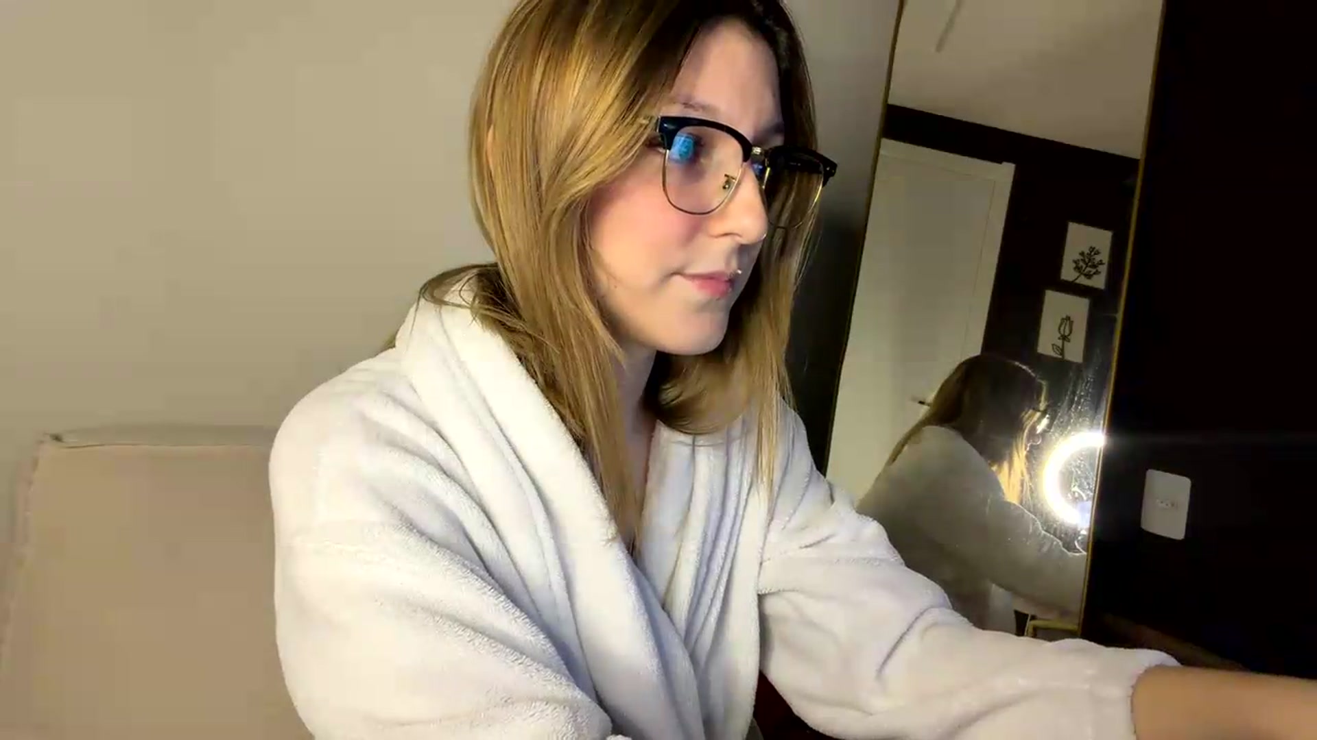 Gallery image thumbnail from cateyes1's myfreecams stream on, 05/12/2026, 01:47 image 17 of 20