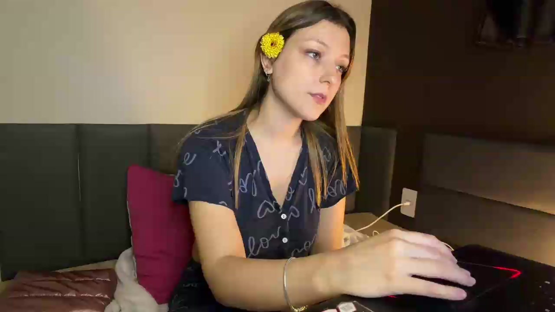 Gallery image thumbnail from cateyes1's myfreecams stream on, 06/26/2026, 04:29 image 1 of 20