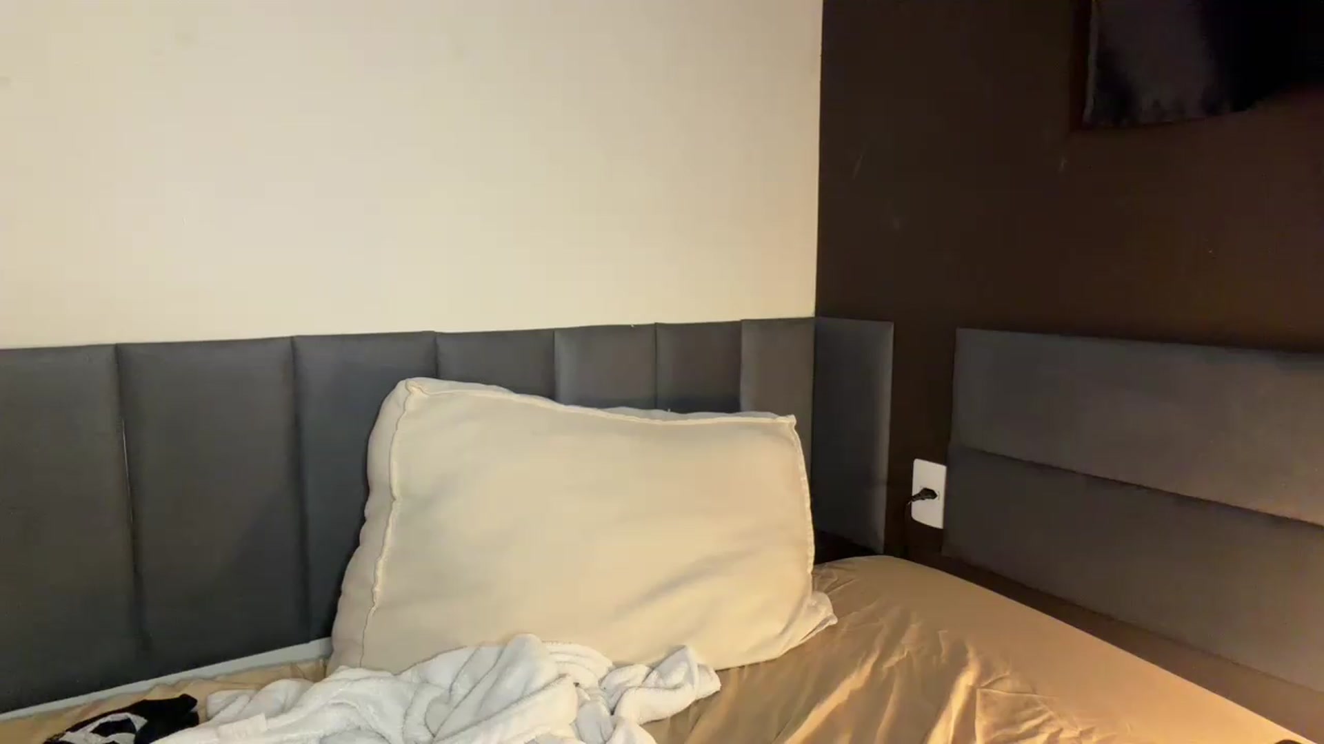 Gallery image thumbnail from cateyes1's myfreecams stream on, 09/07/2026, 05:48 image 19 of 20