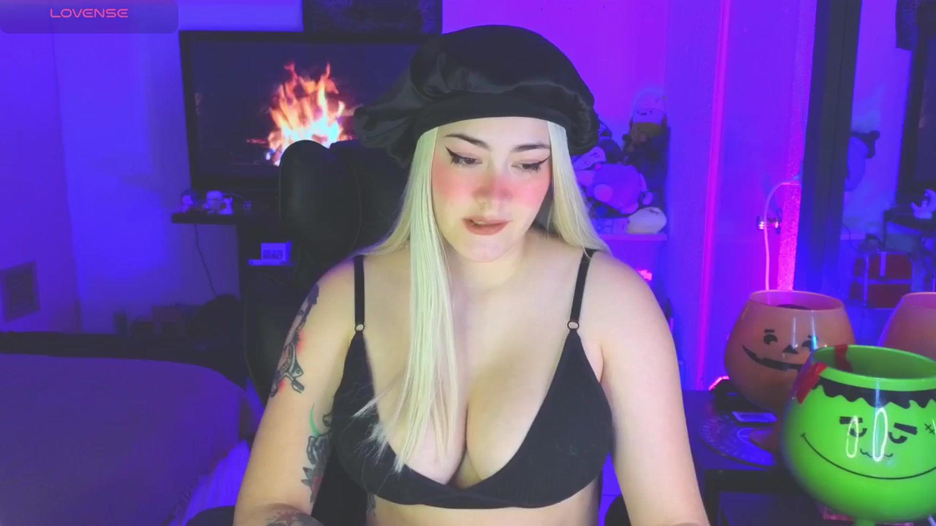 Gallery image thumbnail from cherrybaby's myfreecams stream on, 05/27/2025, 21:08 image 11 of 20