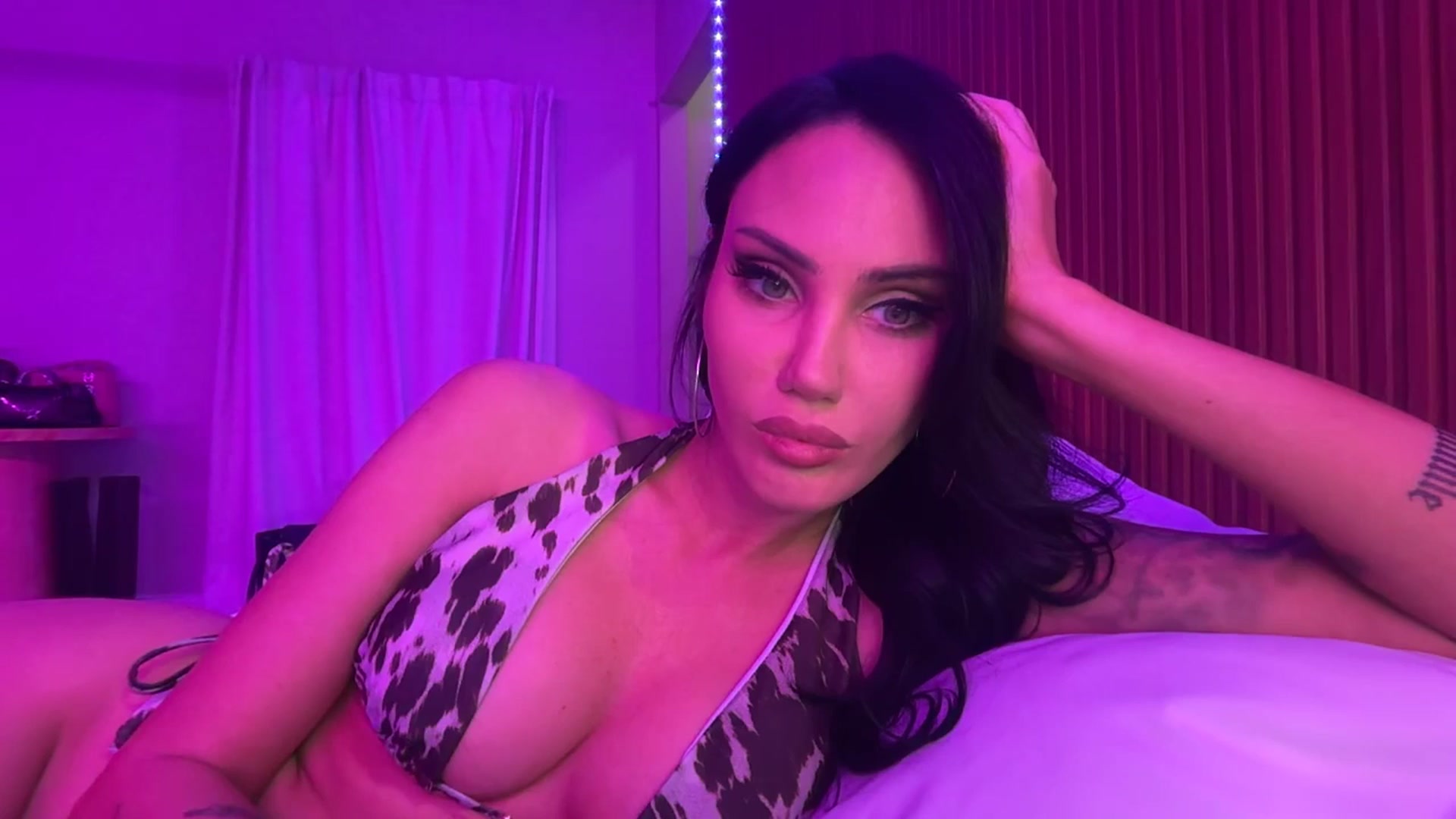 Gallery image thumbnail from cherrysoda's myfreecams stream on, 05/03/2026, 01:36 image 9 of 20