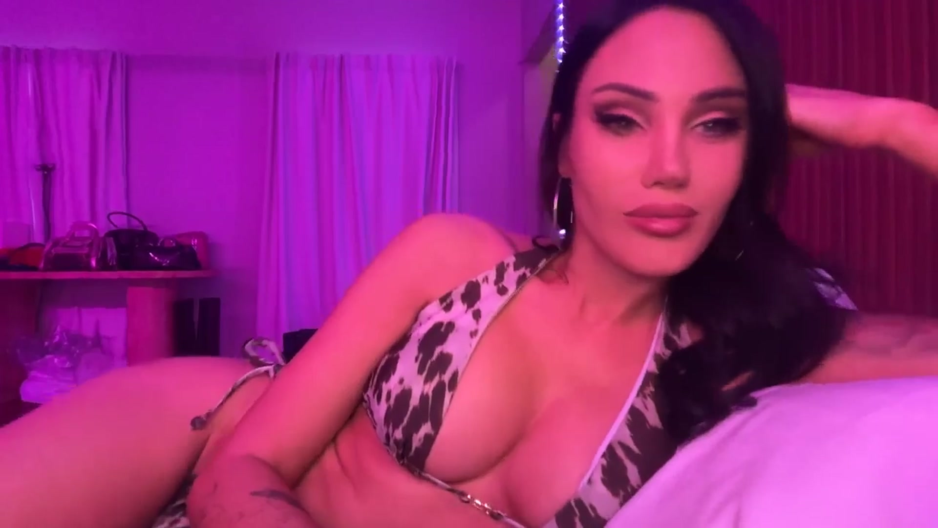 Gallery image thumbnail from cherrysoda's myfreecams stream on, 05/03/2026, 01:36 image 4 of 20