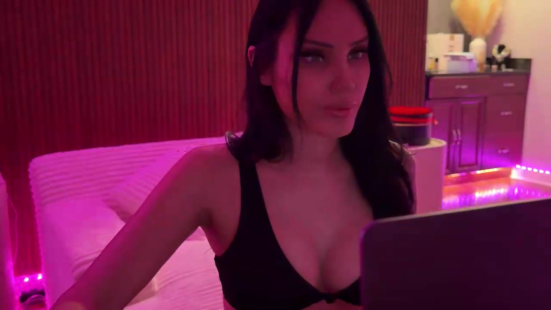 Gallery image thumbnail from cherrysoda's myfreecams stream on, 07/10/2026, 03:46 image 16 of 20