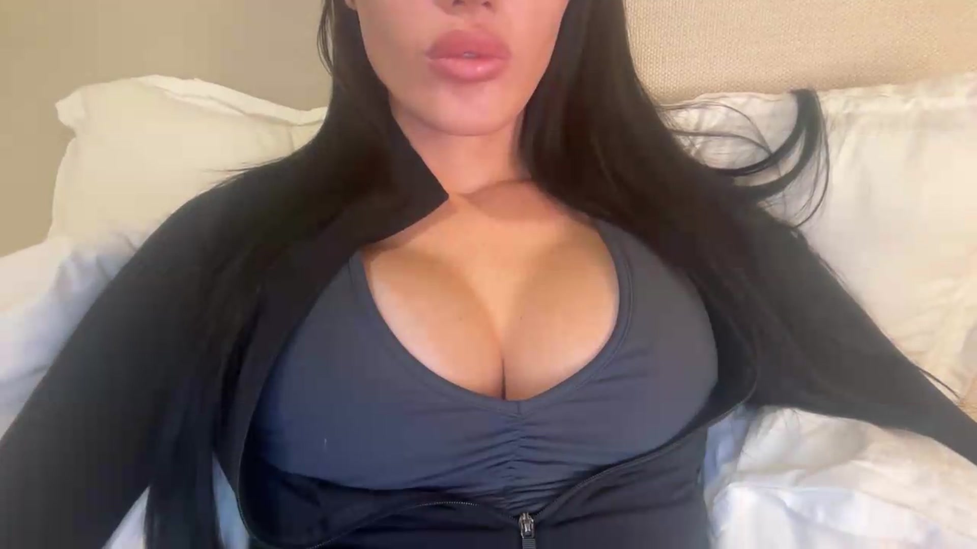Gallery image thumbnail from cherrysoda's myfreecams stream on, 08/03/2026, 24:48 image 5 of 20
