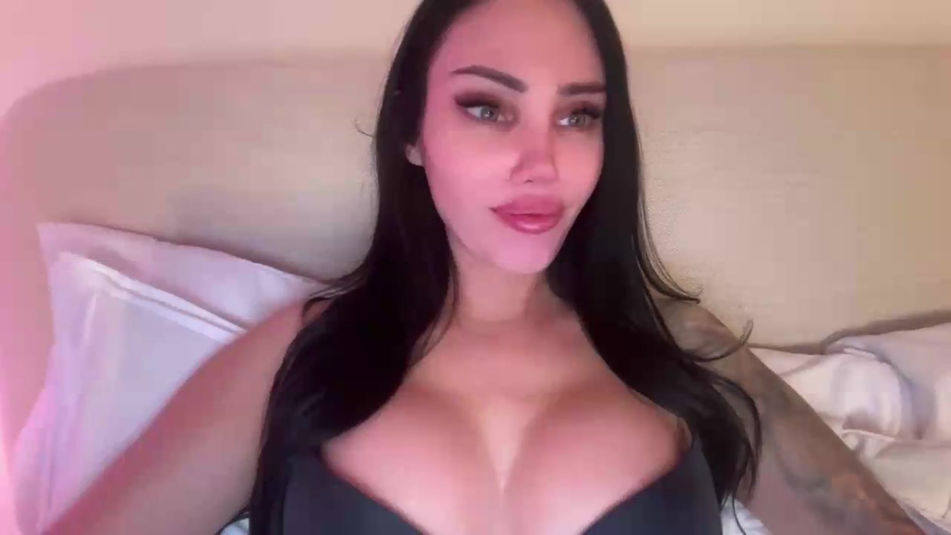 Gallery image thumbnail from cherrysoda's myfreecams stream on, 09/10/2026, 03:52 image 15 of 20