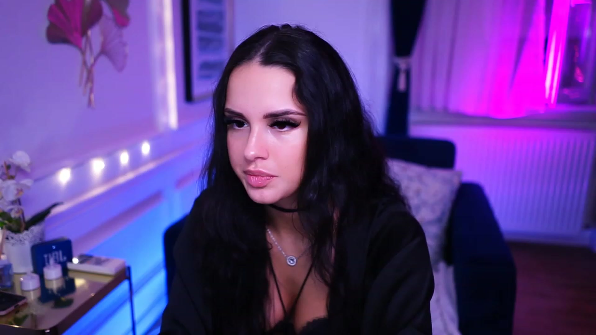 Gallery image thumbnail from cinnabellee's myfreecams stream on, 11/15/2022, 19:29 image 2 of 20