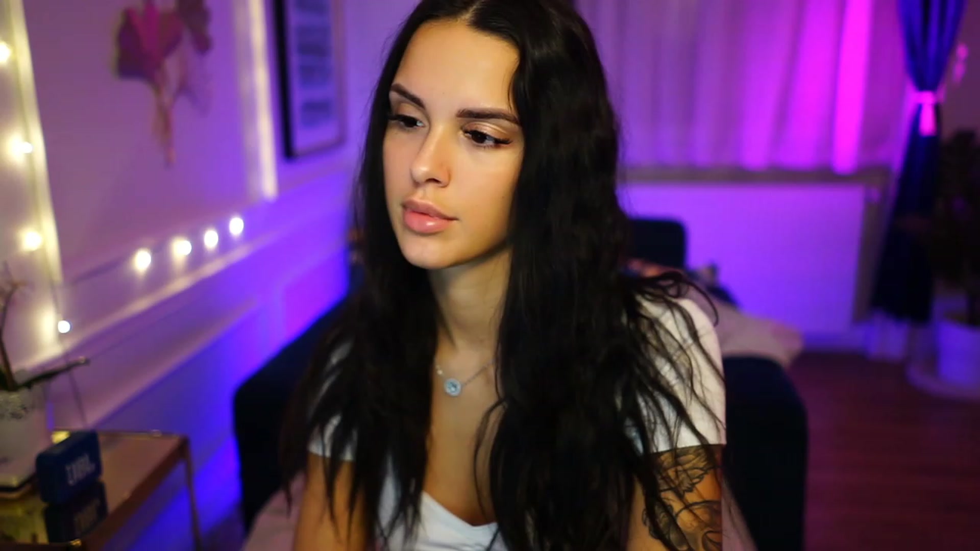 Gallery image thumbnail from cinnabellee's myfreecams stream on, 11/30/2022, 21:17 image 3 of 20