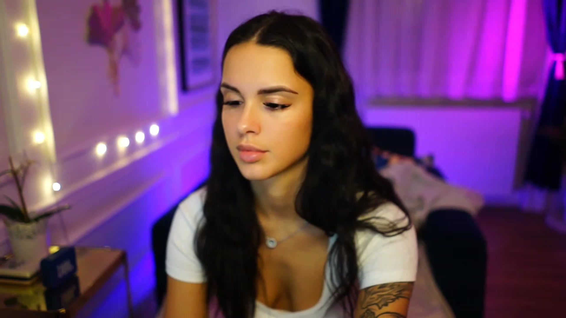 Gallery image thumbnail from cinnabellee's myfreecams stream on, 11/30/2022, 21:17 image 18 of 20