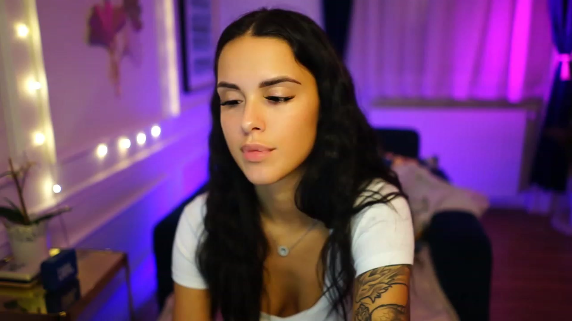 Gallery image thumbnail from cinnabellee's myfreecams stream on, 11/30/2022, 21:17 image 16 of 20