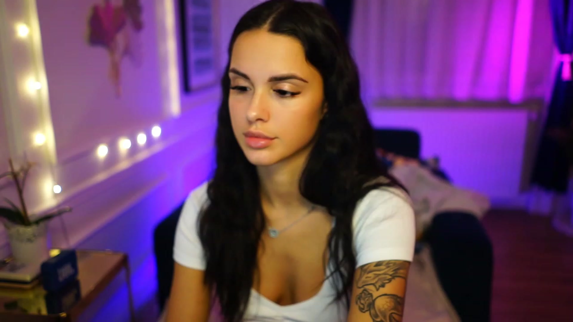 Gallery image thumbnail from cinnabellee's myfreecams stream on, 11/30/2022, 21:17 image 15 of 20