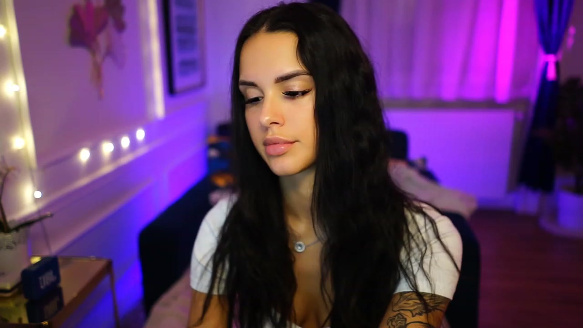 Gallery image thumbnail from cinnabellee's myfreecams stream on, 11/30/2022, 21:17 image 6 of 20