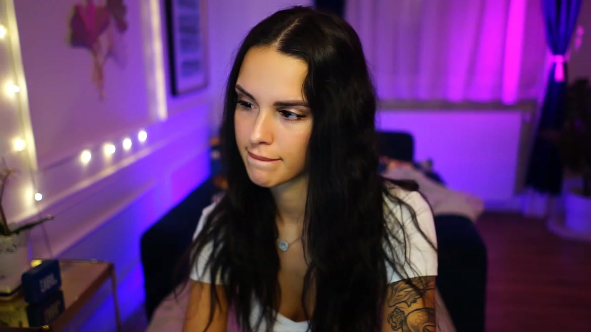 Gallery image thumbnail from cinnabellee's myfreecams stream on, 11/30/2022, 21:17 image 4 of 20