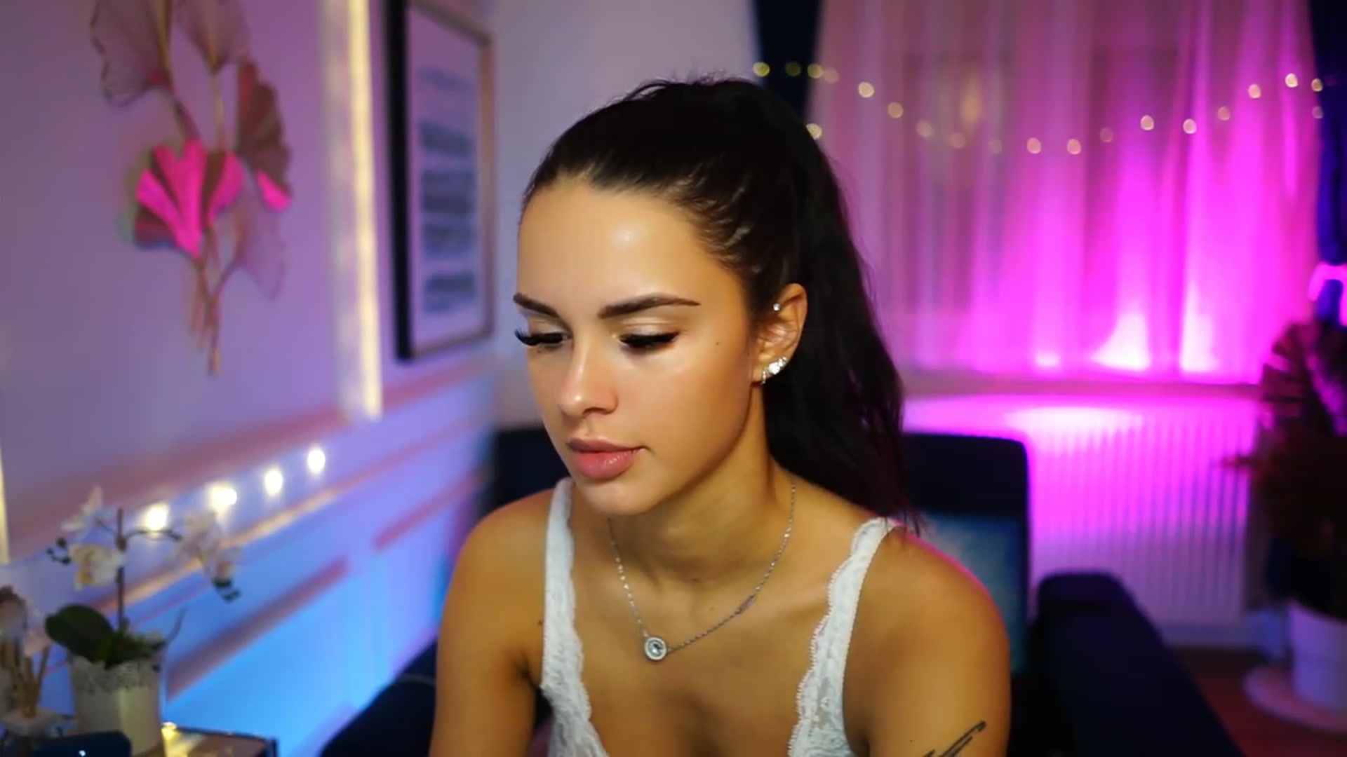 Gallery image thumbnail from cinnabellee's myfreecams stream on, 12/15/2022, 19:57 image 17 of 20