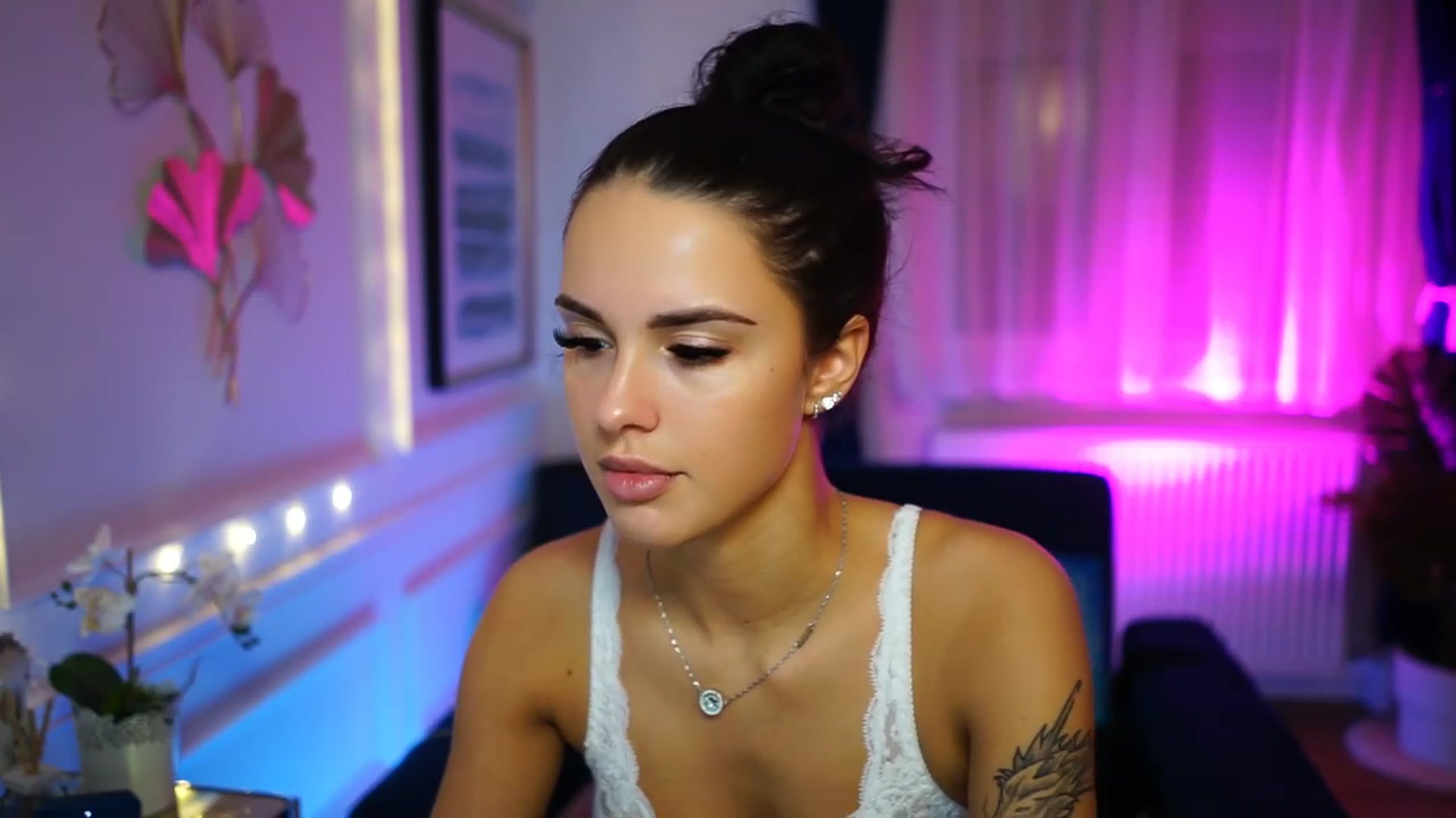Gallery image thumbnail from cinnabellee's myfreecams stream on, 12/15/2022, 19:57 image 14 of 20