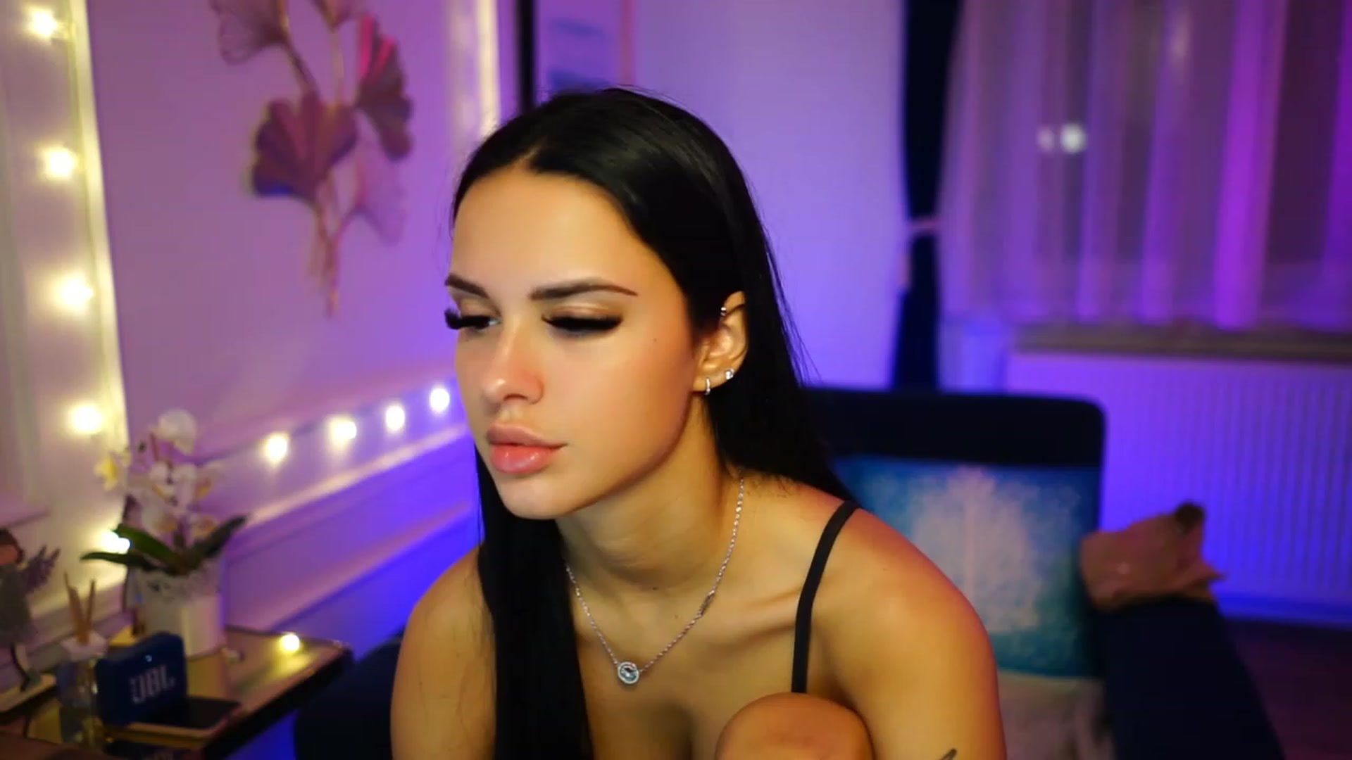 Gallery image thumbnail from cinnabellee's myfreecams stream on, 12/20/2022, 23:44 image 20 of 20