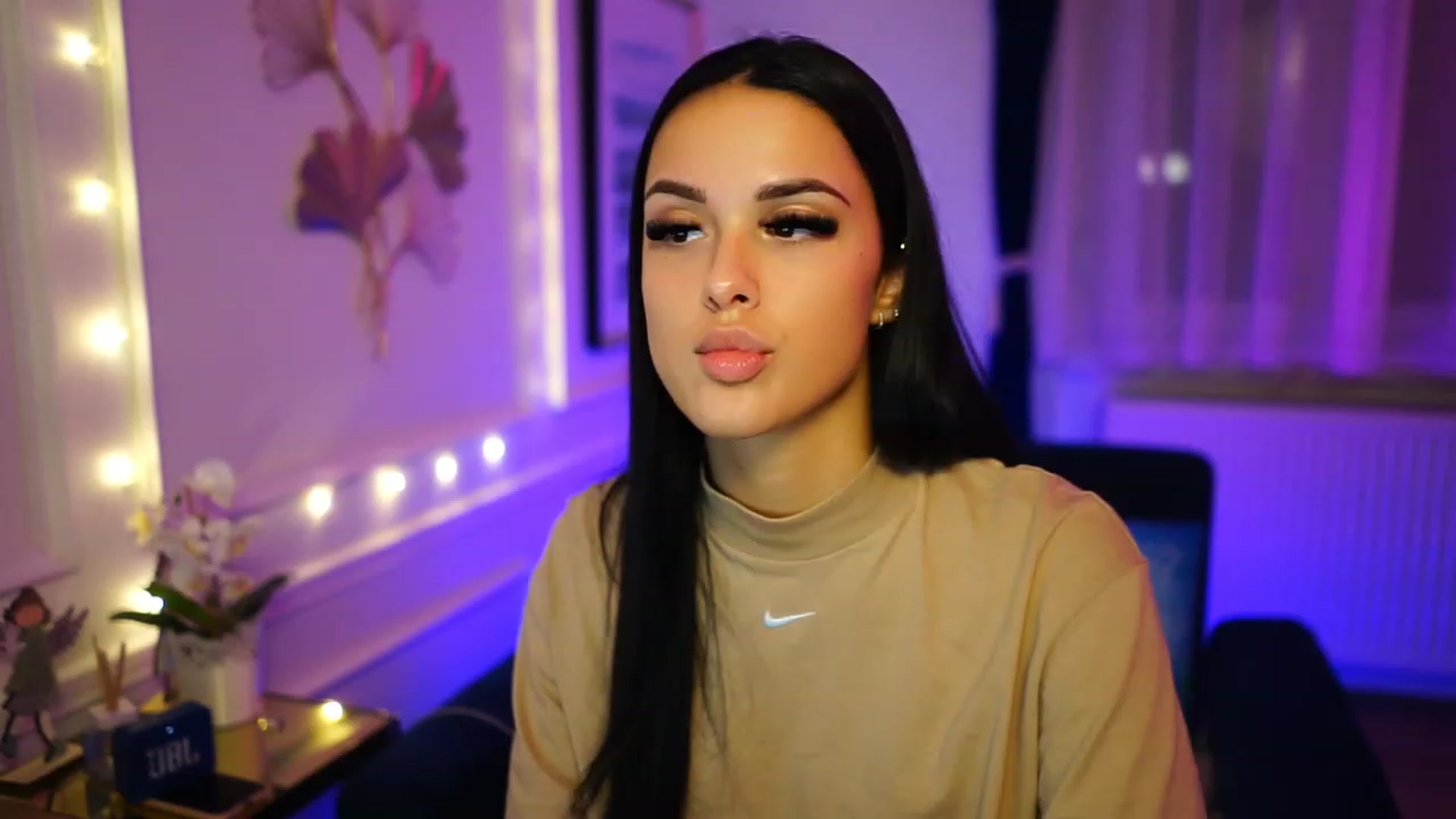 Gallery image thumbnail from cinnabellee's myfreecams stream on, 12/20/2022, 23:44 image 5 of 20