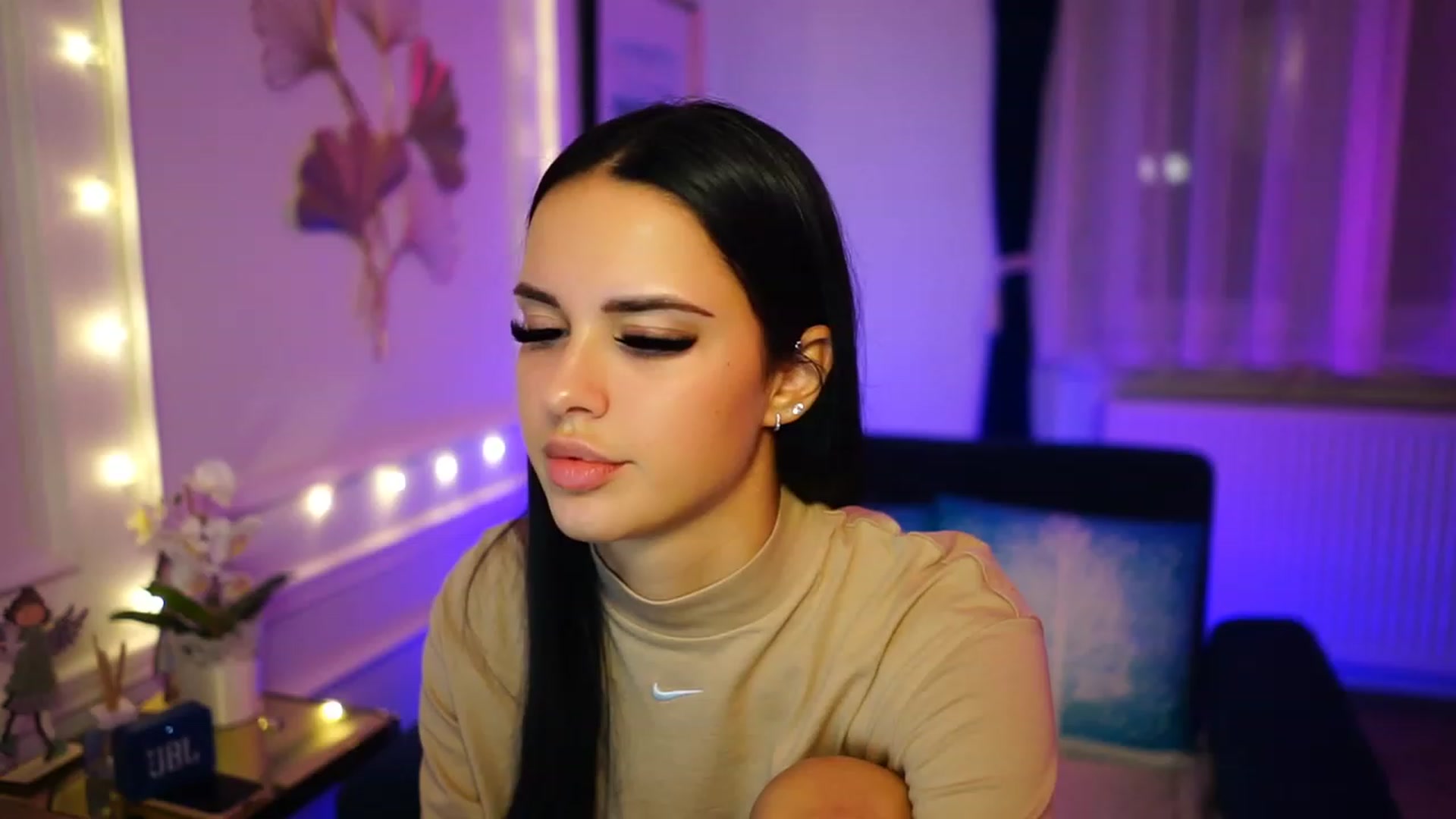 Gallery image thumbnail from cinnabellee's myfreecams stream on, 12/20/2022, 23:44 image 4 of 20