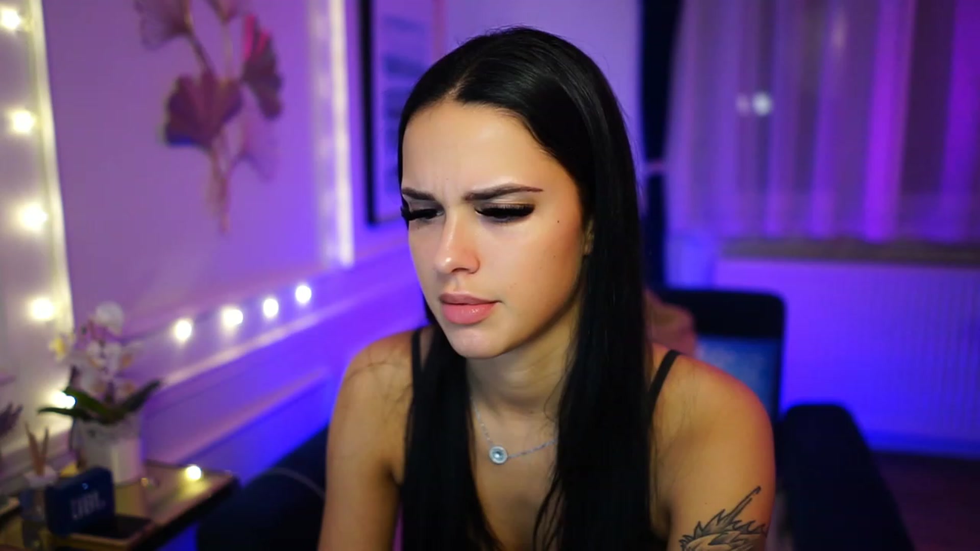 Gallery image thumbnail from cinnabellee's myfreecams stream on, 12/20/2022, 23:44 image 12 of 20