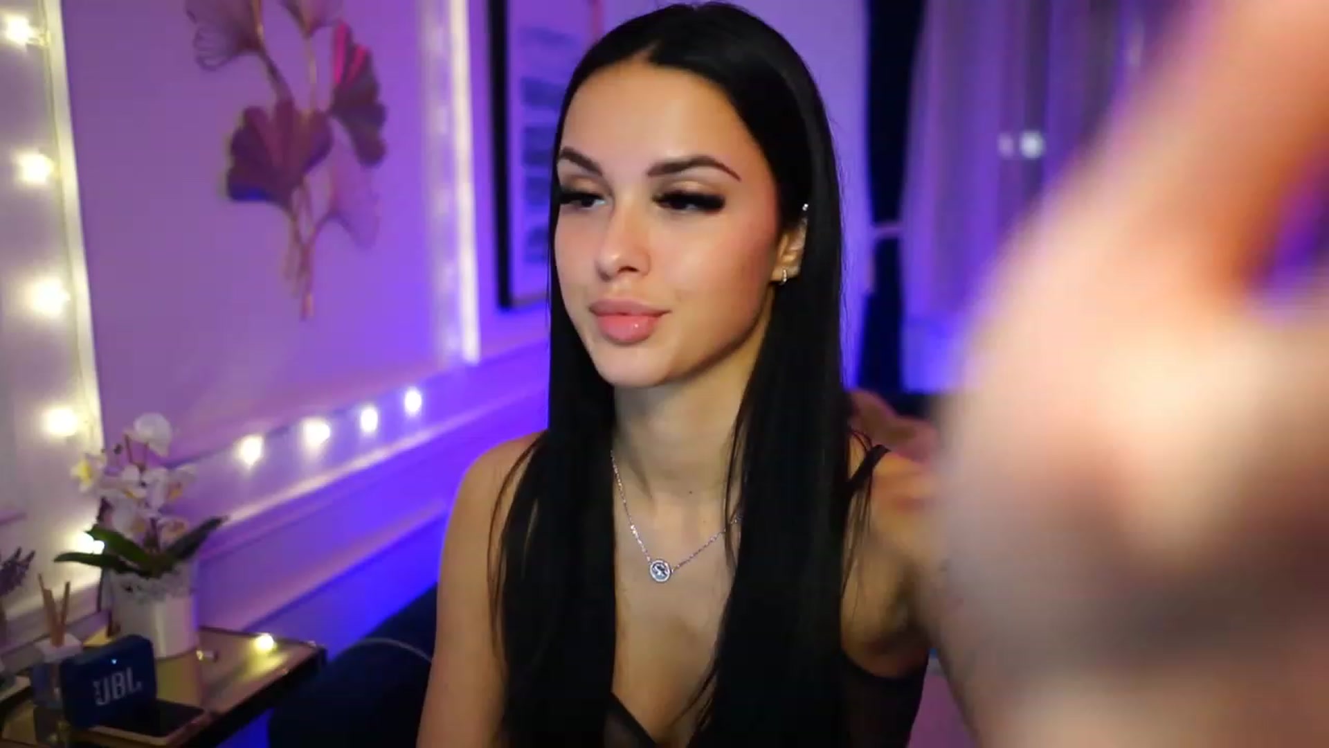 Gallery image thumbnail from cinnabellee's myfreecams stream on, 12/20/2022, 23:44 image 8 of 20