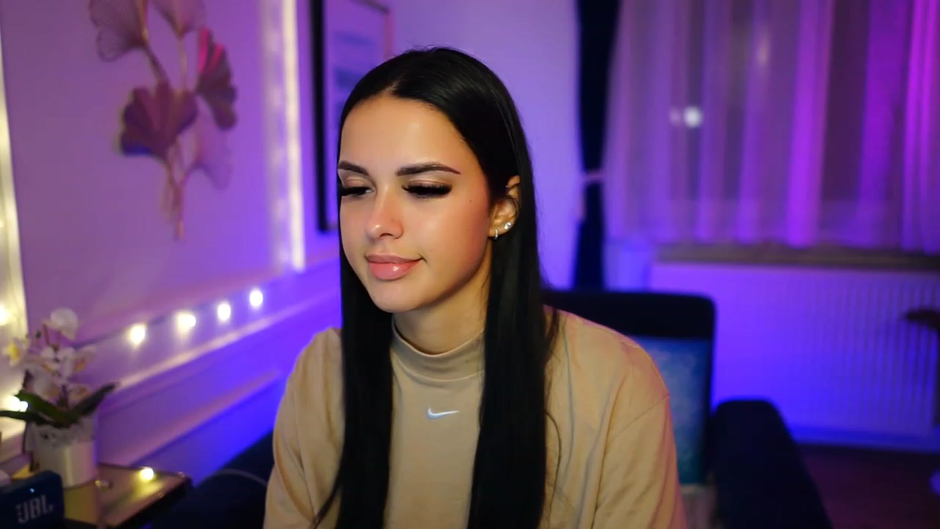 Gallery image thumbnail from cinnabellee's myfreecams stream on, 12/20/2022, 23:44 image 3 of 20