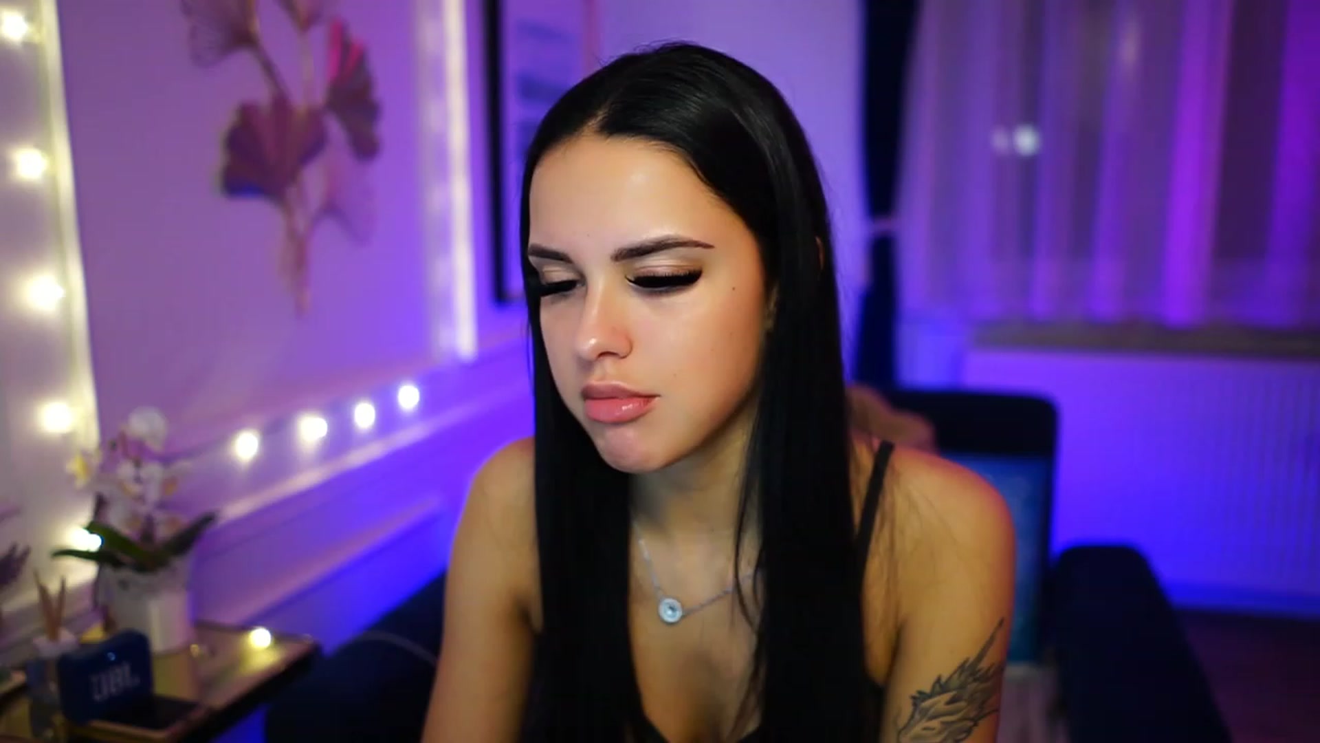 Gallery image thumbnail from cinnabellee's myfreecams stream on, 12/20/2022, 23:44 image 10 of 20