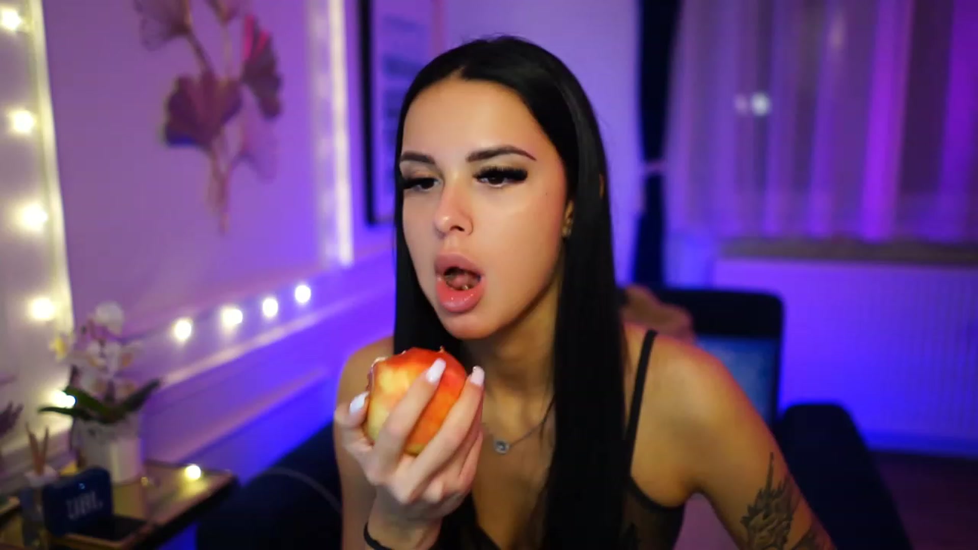Gallery image thumbnail from cinnabellee's myfreecams stream on, 12/20/2022, 23:44 image 9 of 20