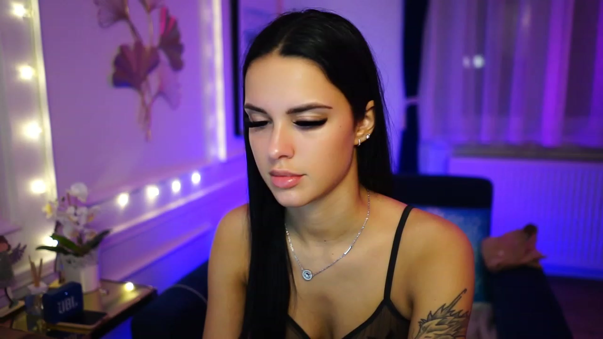 Gallery image thumbnail from cinnabellee's myfreecams stream on, 12/20/2022, 23:44 image 19 of 20