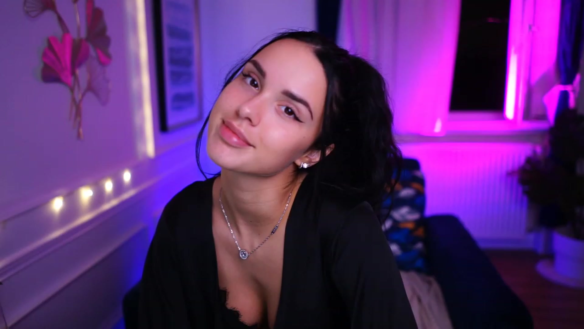 Gallery image thumbnail from cinnabellee's myfreecams stream on, 01/10/2023, 24:36 image 3 of 20