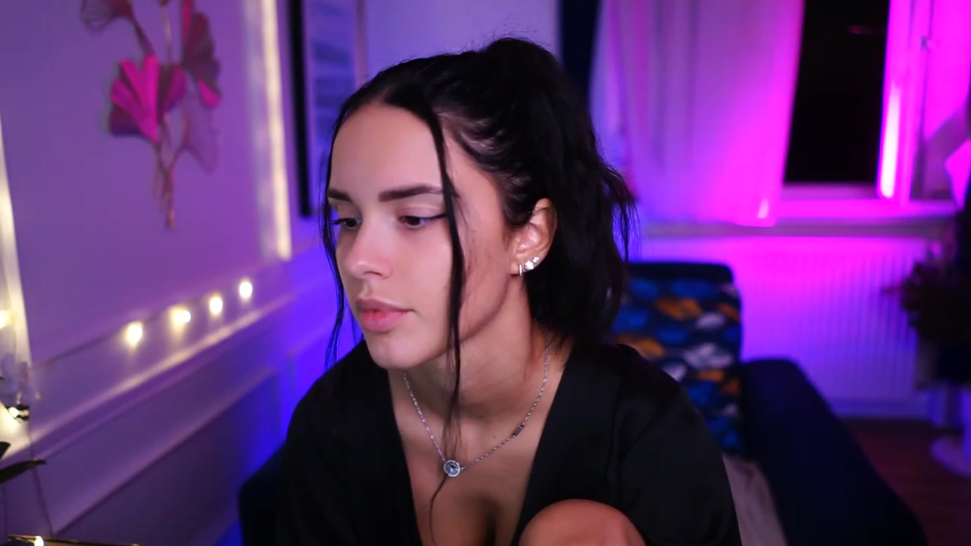 Gallery image thumbnail from cinnabellee's myfreecams stream on, 01/10/2023, 24:36 image 4 of 20