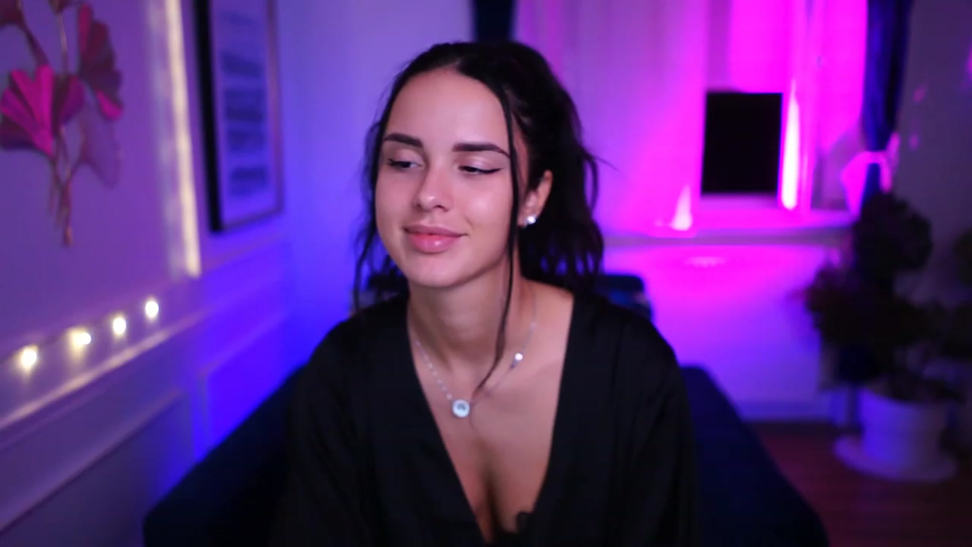 Gallery image thumbnail from cinnabellee's myfreecams stream on, 01/10/2023, 24:36 image 1 of 20