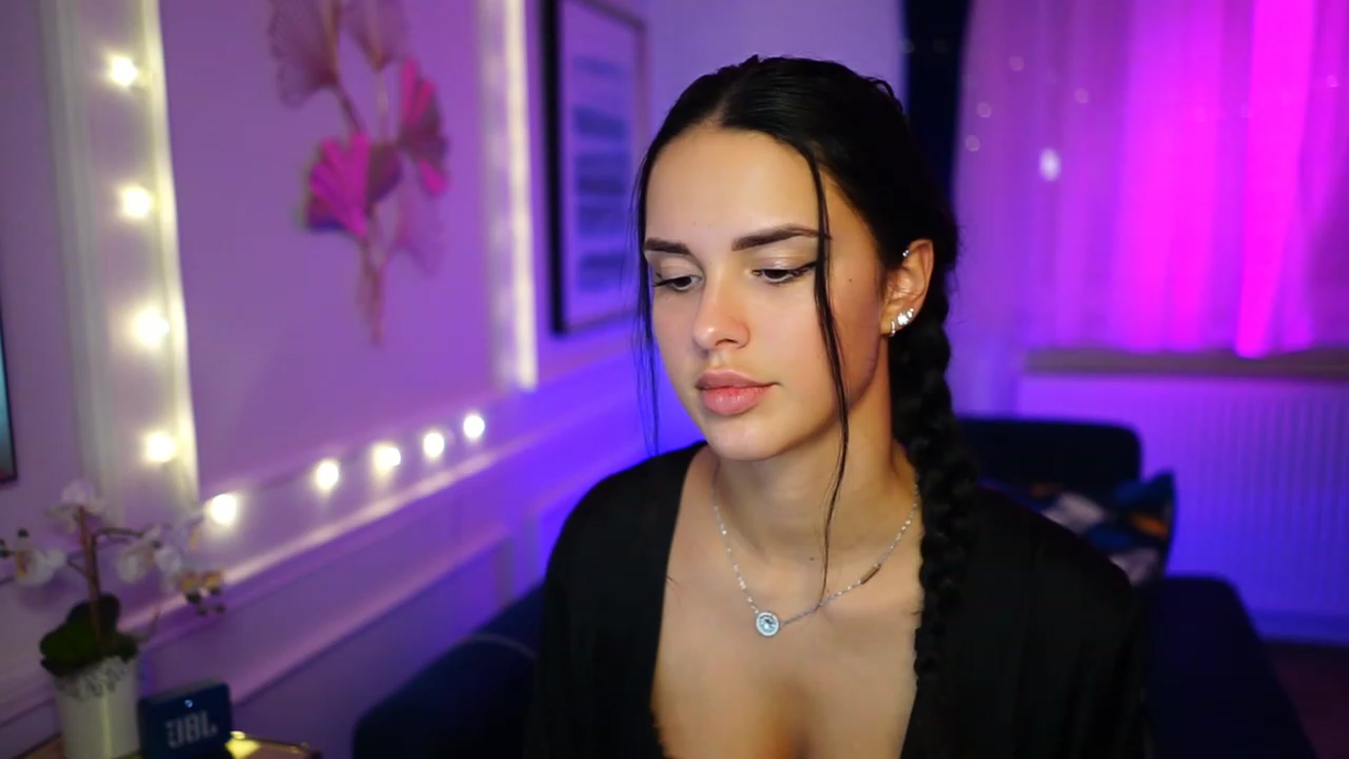 Gallery image thumbnail from cinnabellee's myfreecams stream on, 01/16/2023, 19:44 image 7 of 20