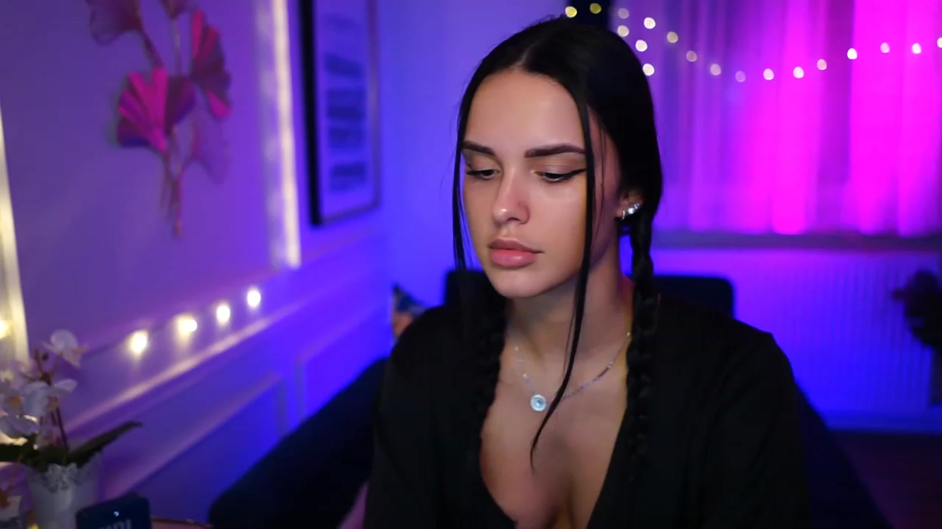 Gallery image thumbnail from cinnabellee's myfreecams stream on, 01/25/2023, 23:16 image 4 of 20