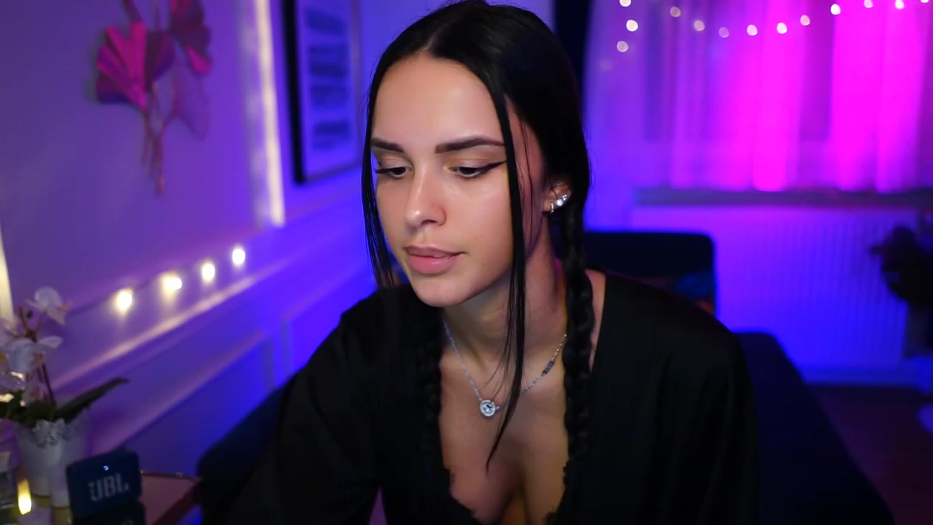 Gallery image thumbnail from cinnabellee's myfreecams stream on, 01/25/2023, 23:16 image 16 of 20